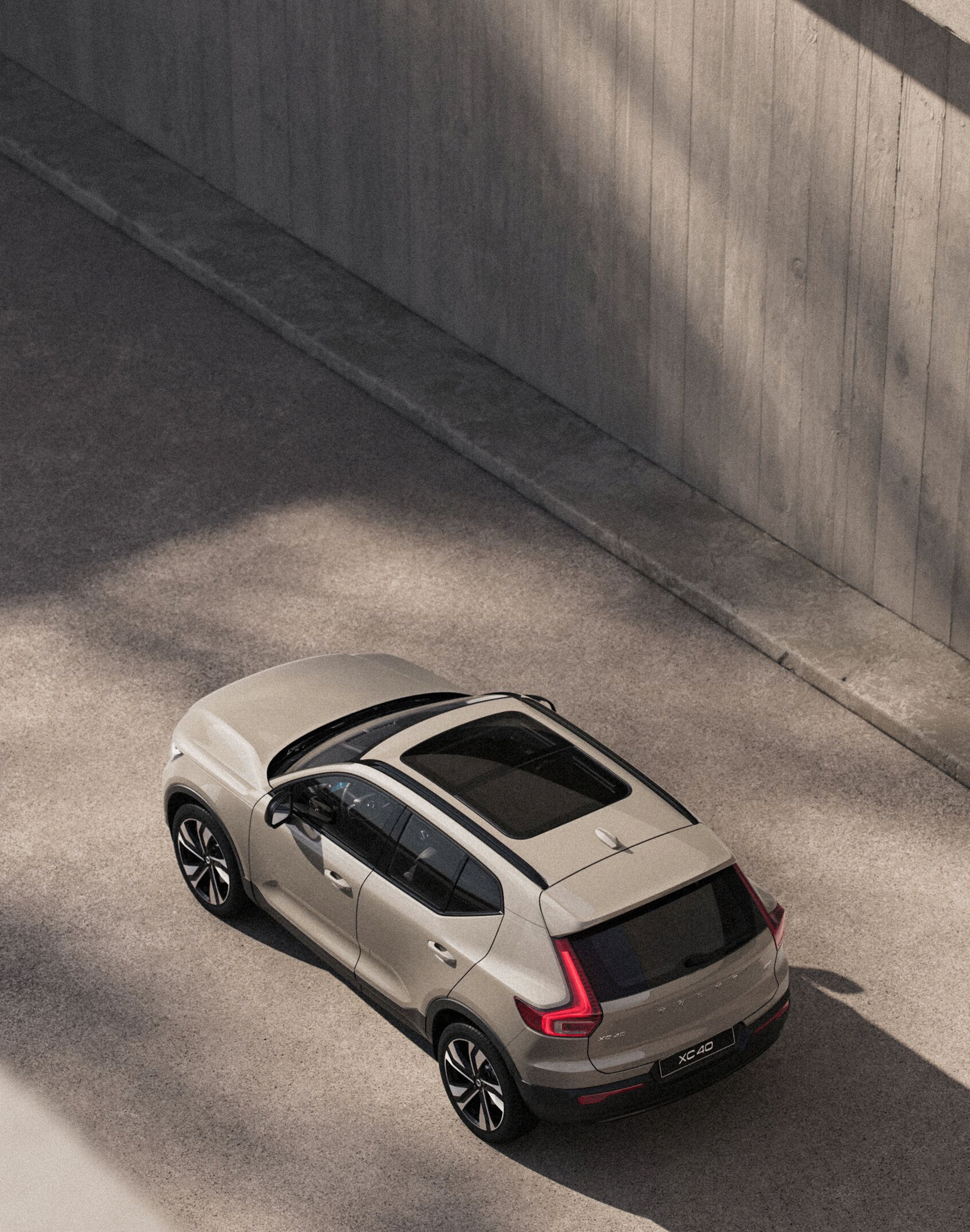 Ein Volvo XC40 Mild-Hybrid von oben.