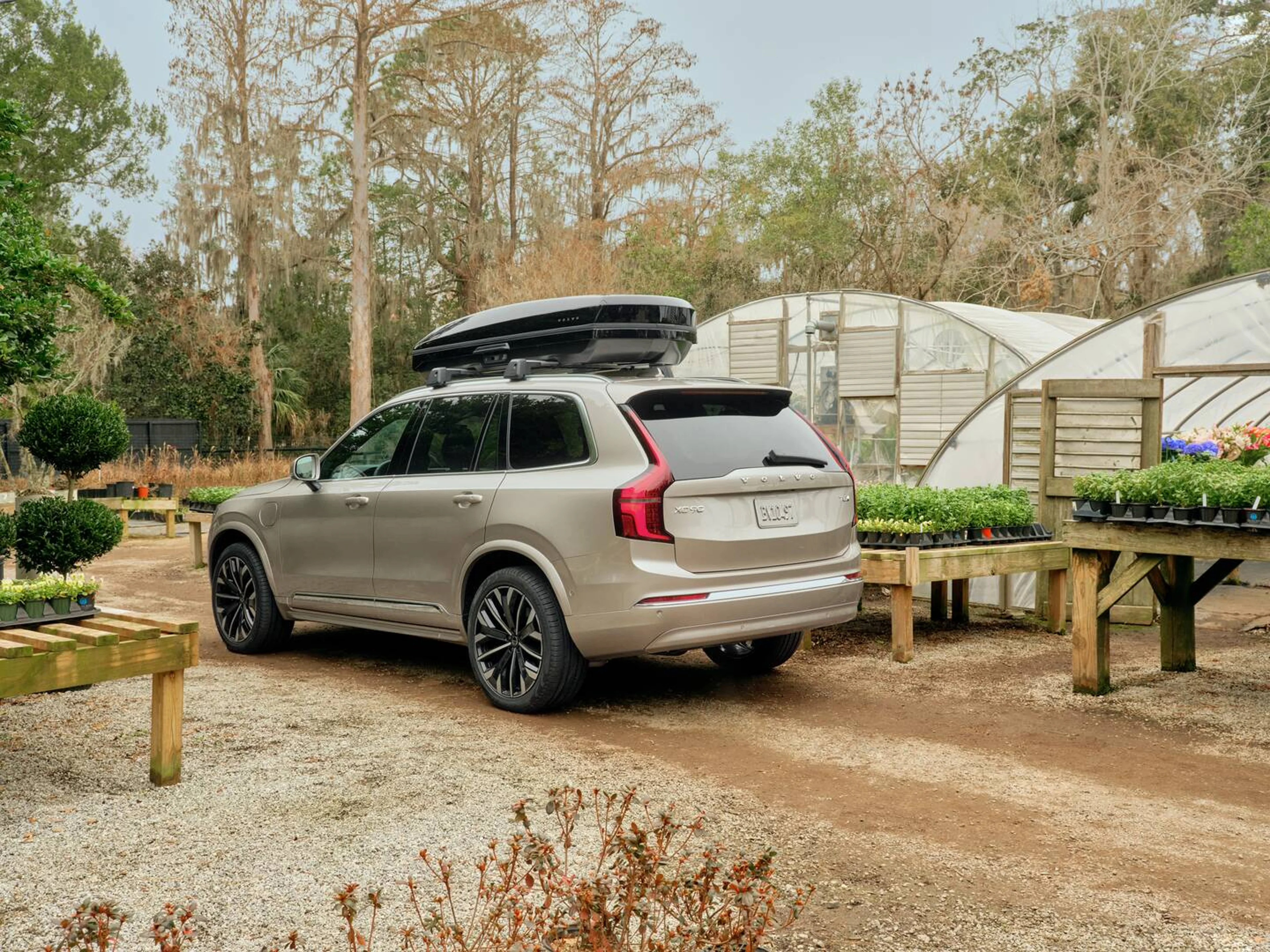 Volvo XC90 in garden with roof box