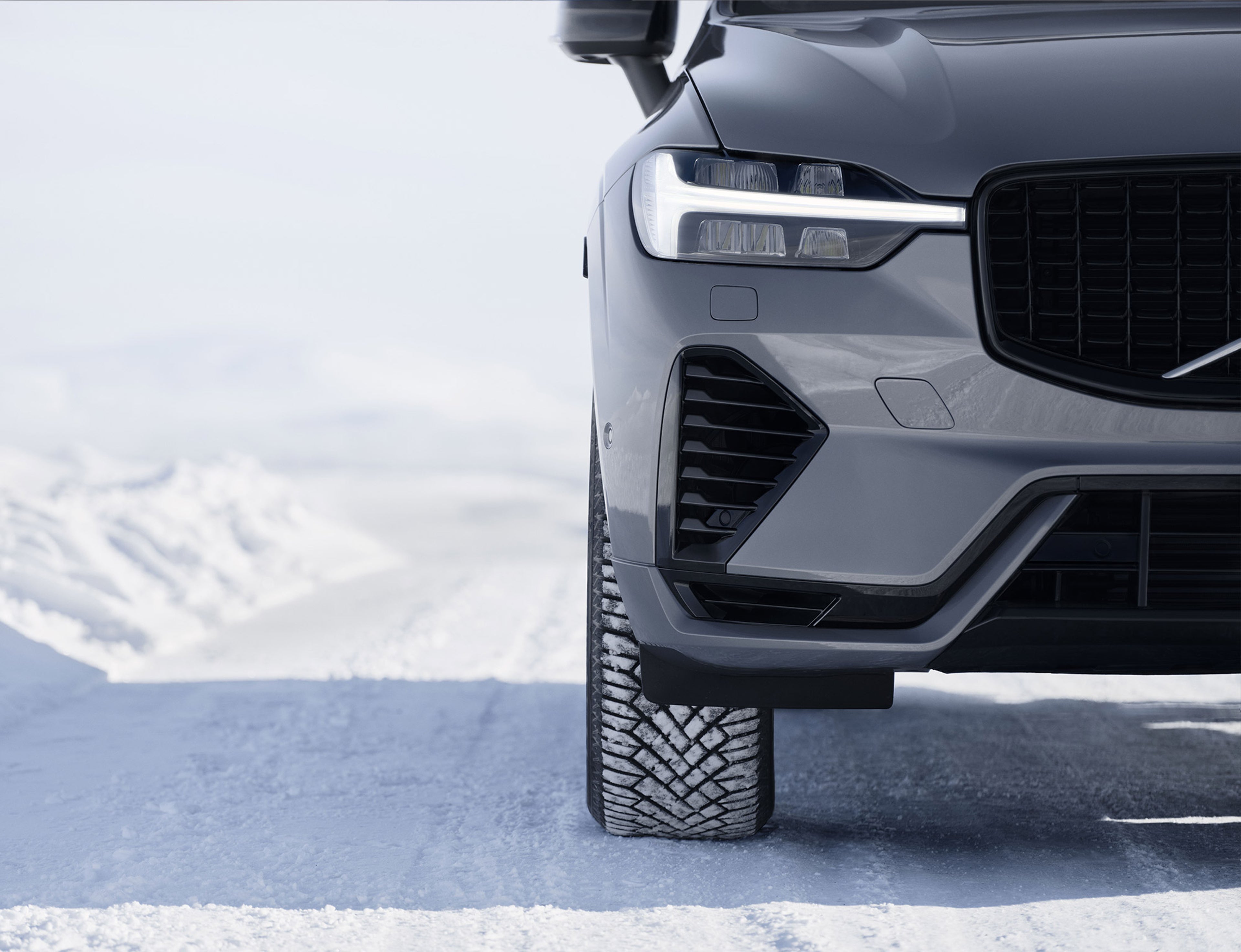 Close-up van een winterwiel op een grijze Volvo XC60.