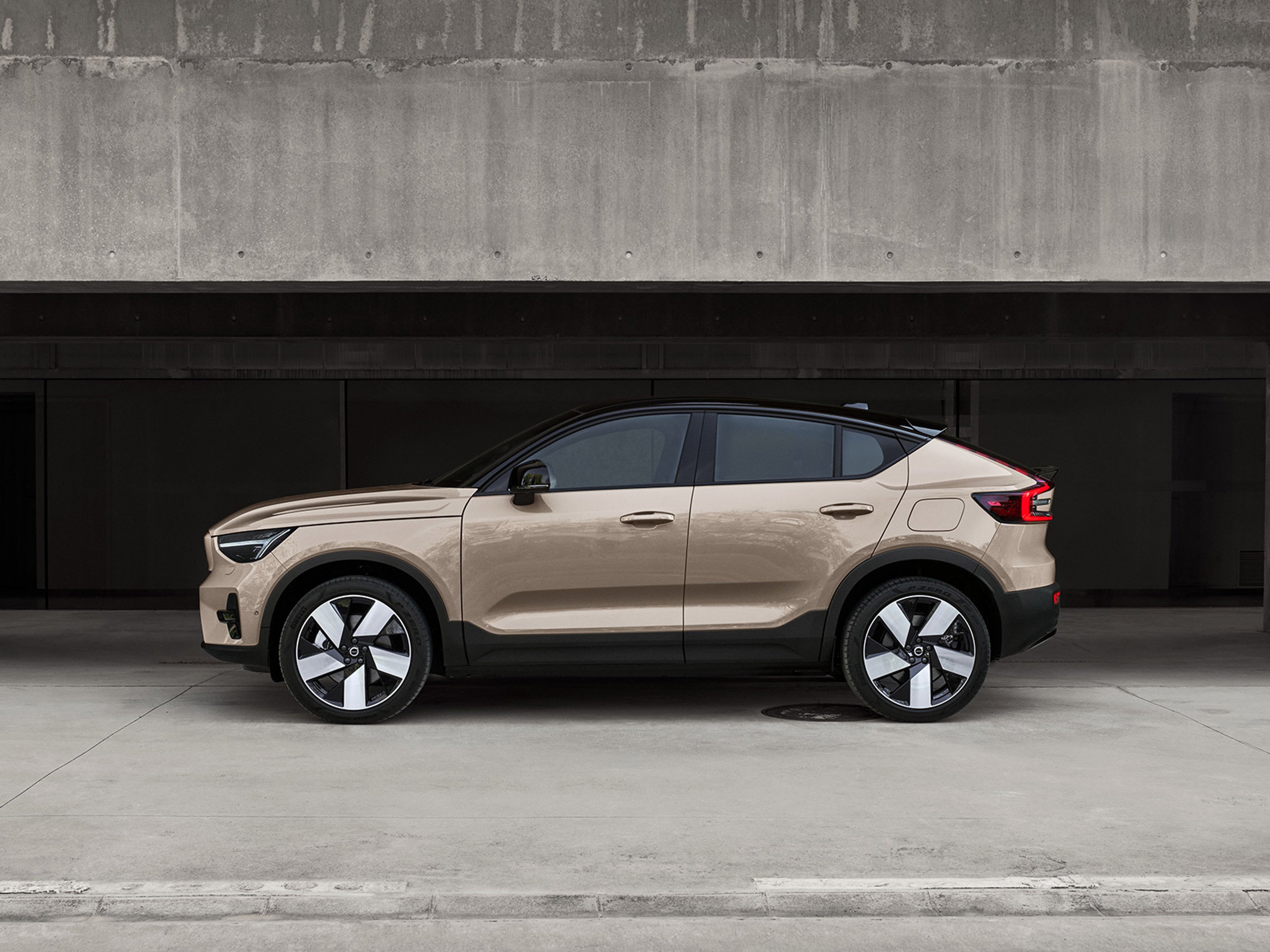 Sandfärgad Volvo EC40