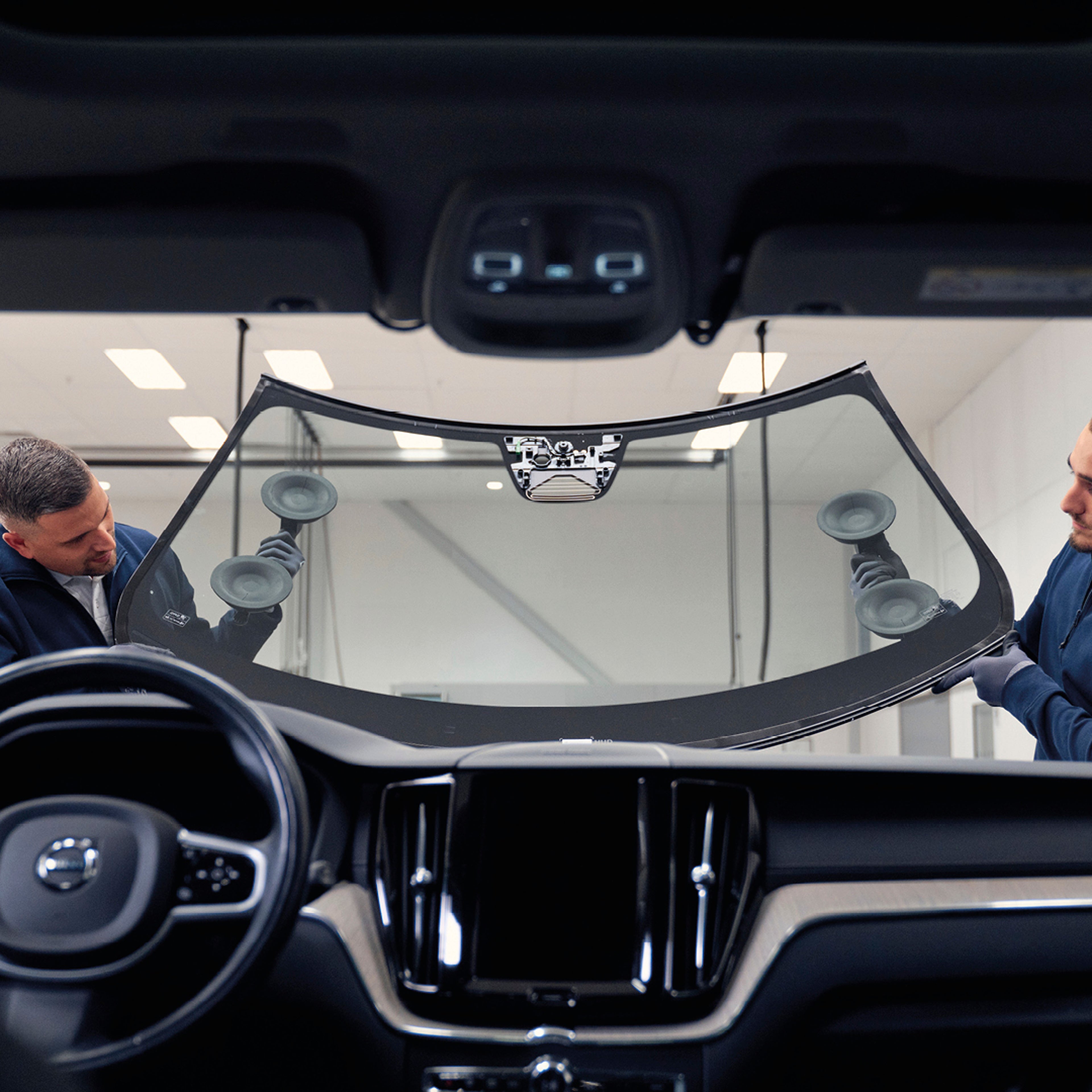 Pracownik serwisu wymiana szyb Volvo