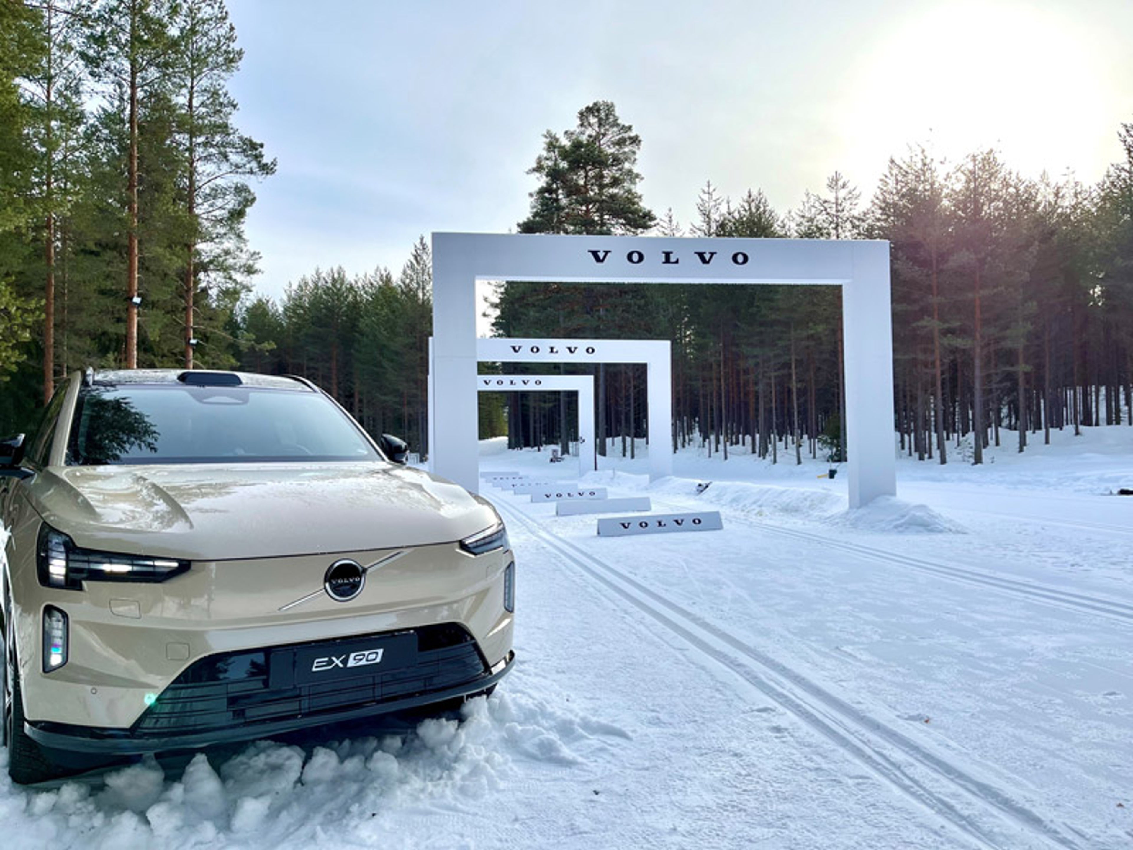 Volvo EX90 parkerad nära Volvospåret i Vasaloppet