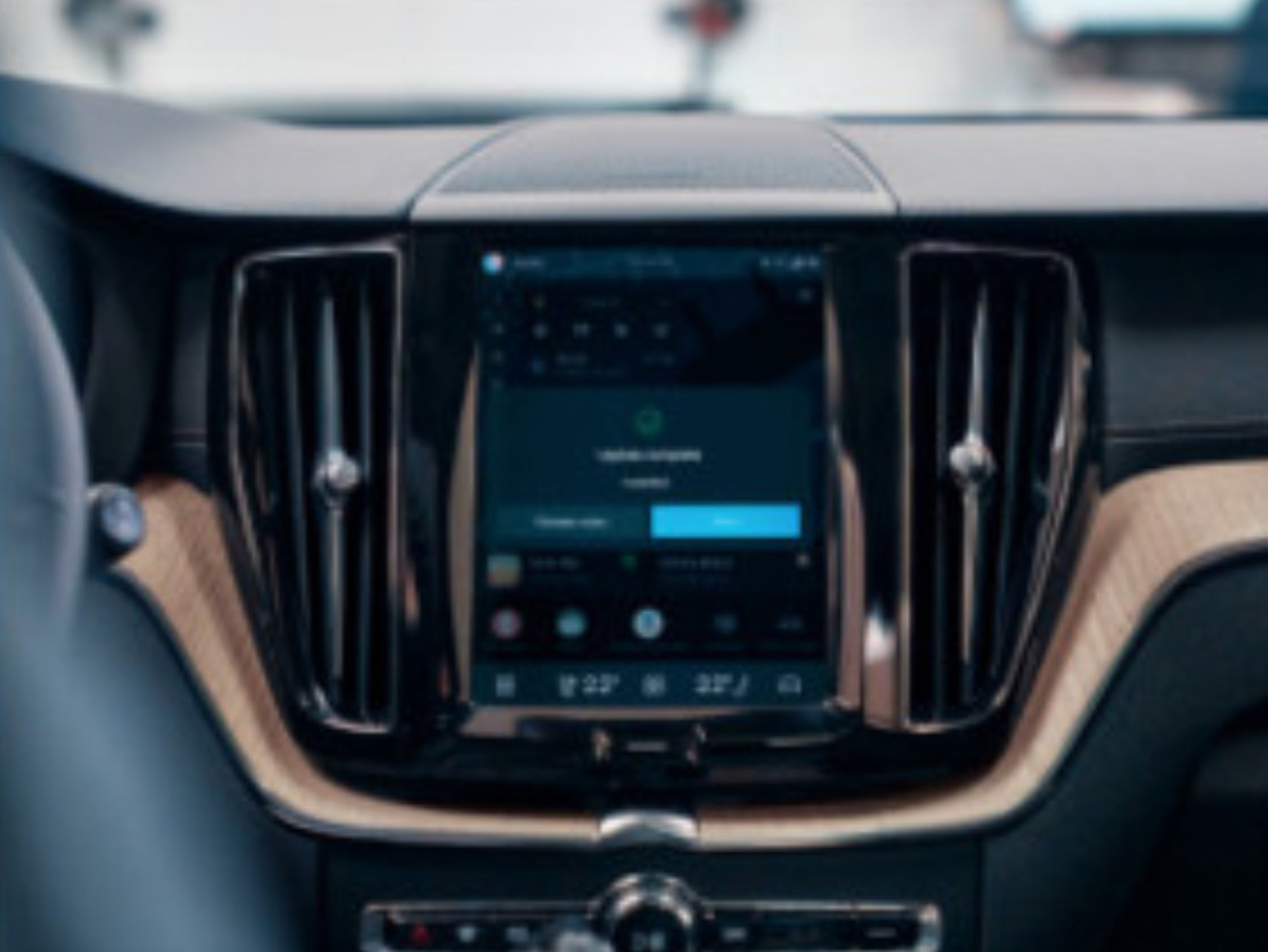 Imagem do interior de um Volvo apresentando uma atualização de software via rede sem fios.