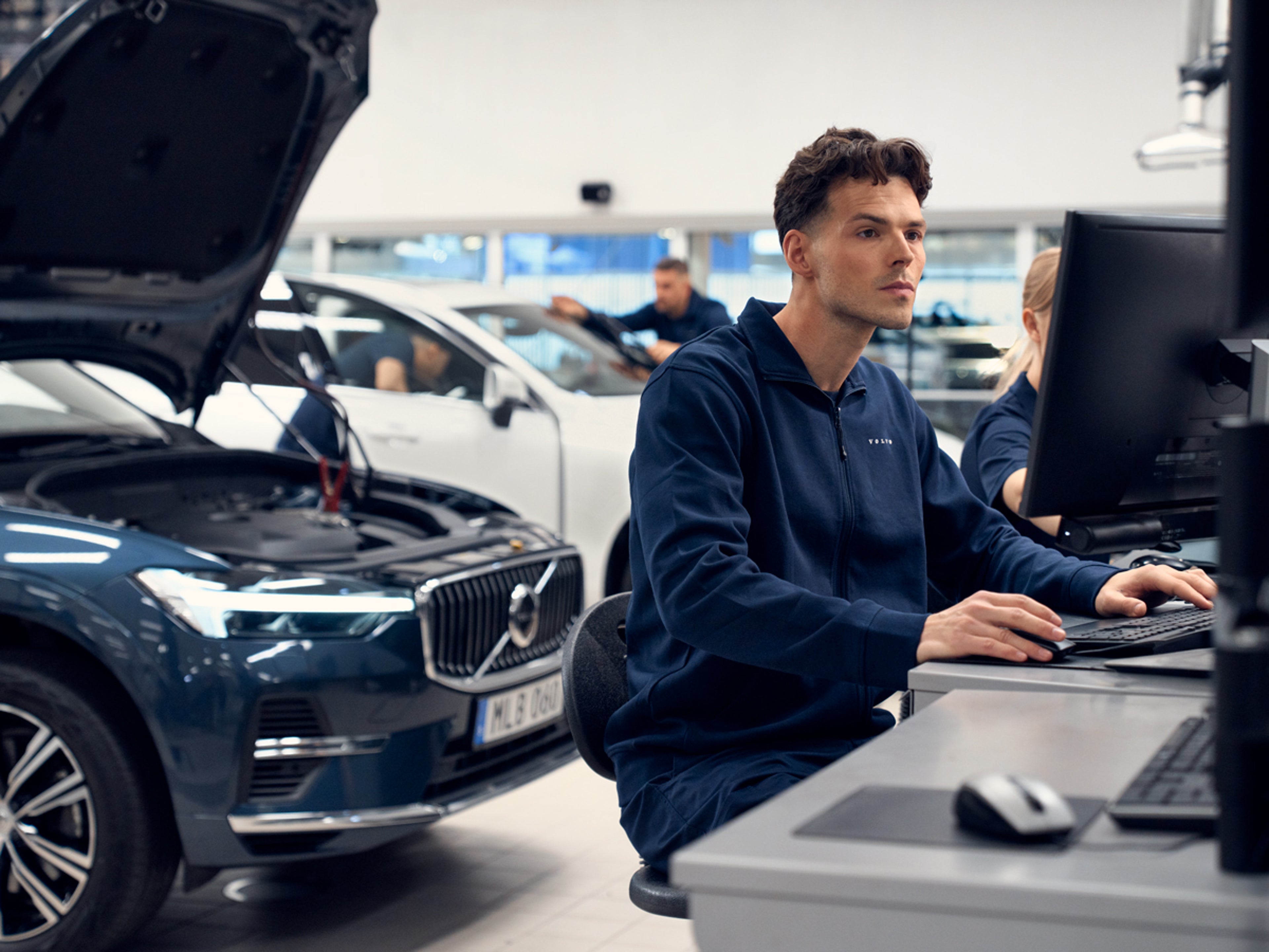 servicetekniker vid datorskärm