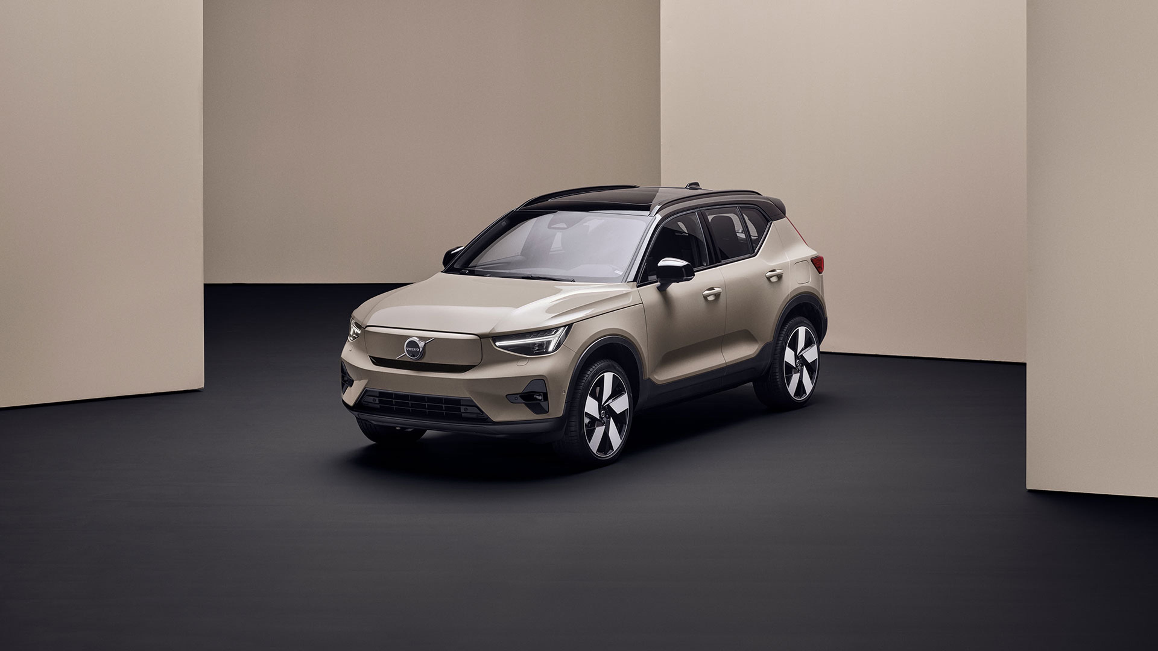 Vue ¾ avant d’un EX40 Sable Dune dans un décor de studio moderne