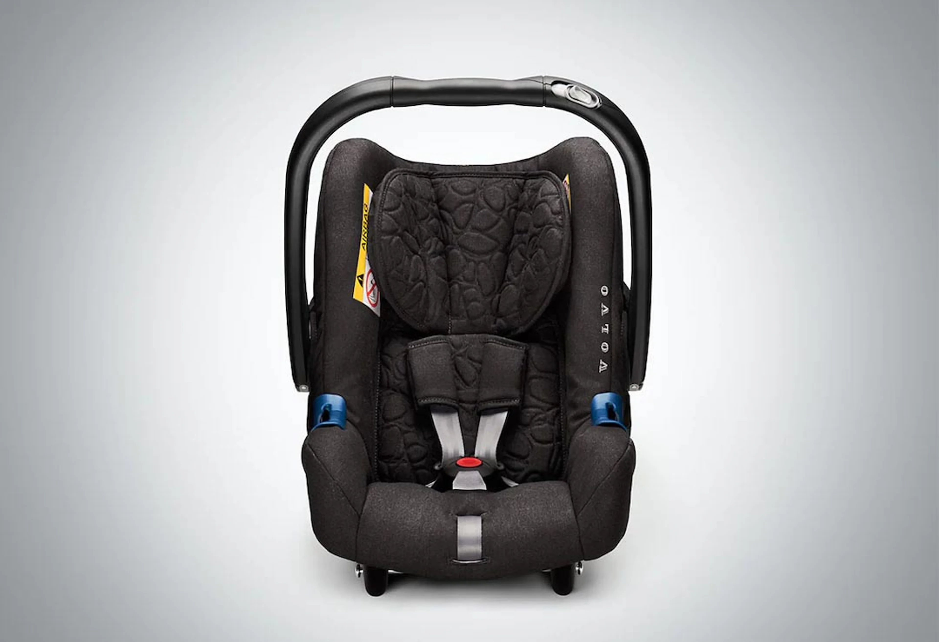 Eine Volvo Babyschale mit Sitzgurt.