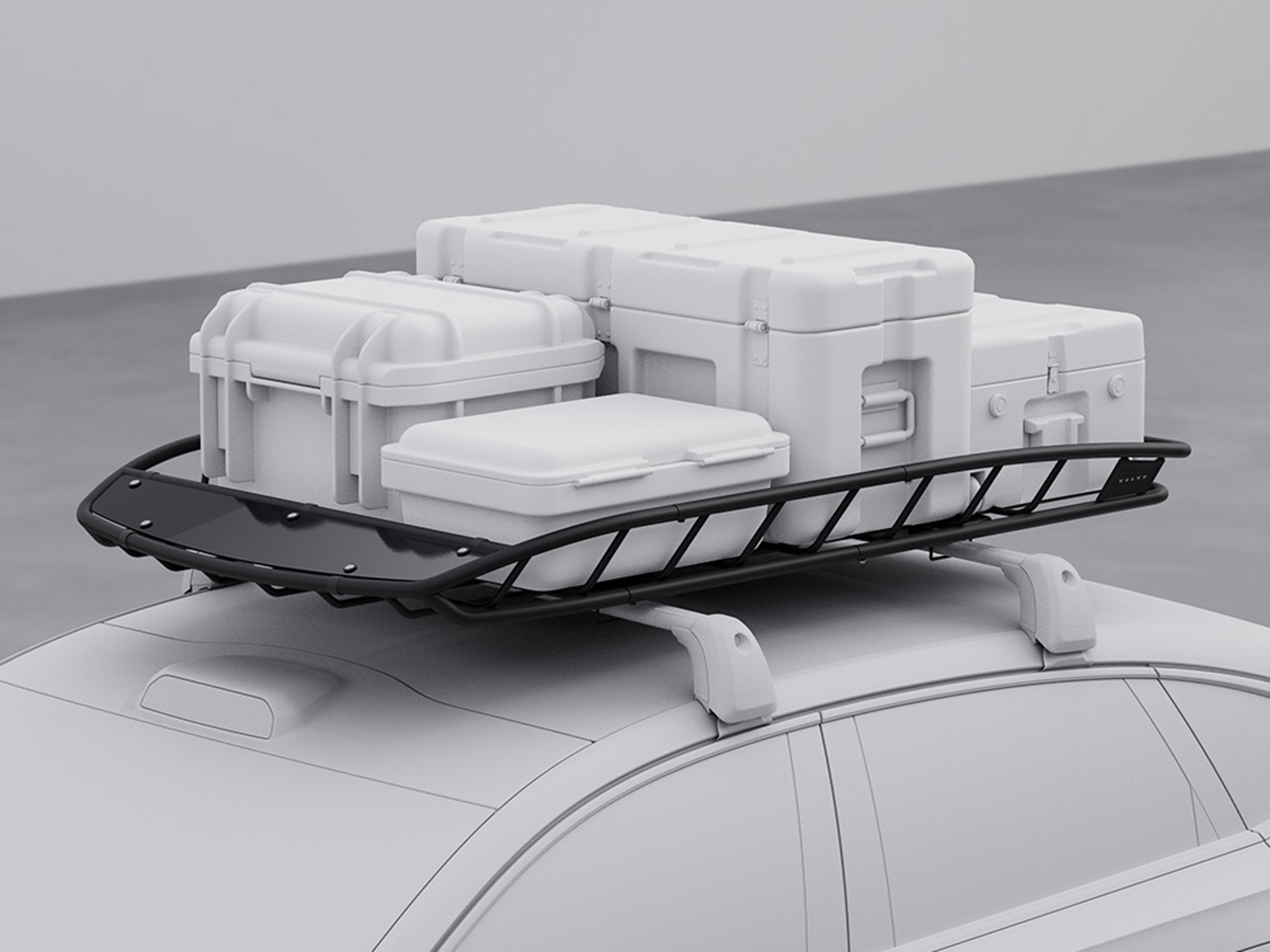 Mand met koffers gemonteerd op dak van een Volvo ES90.