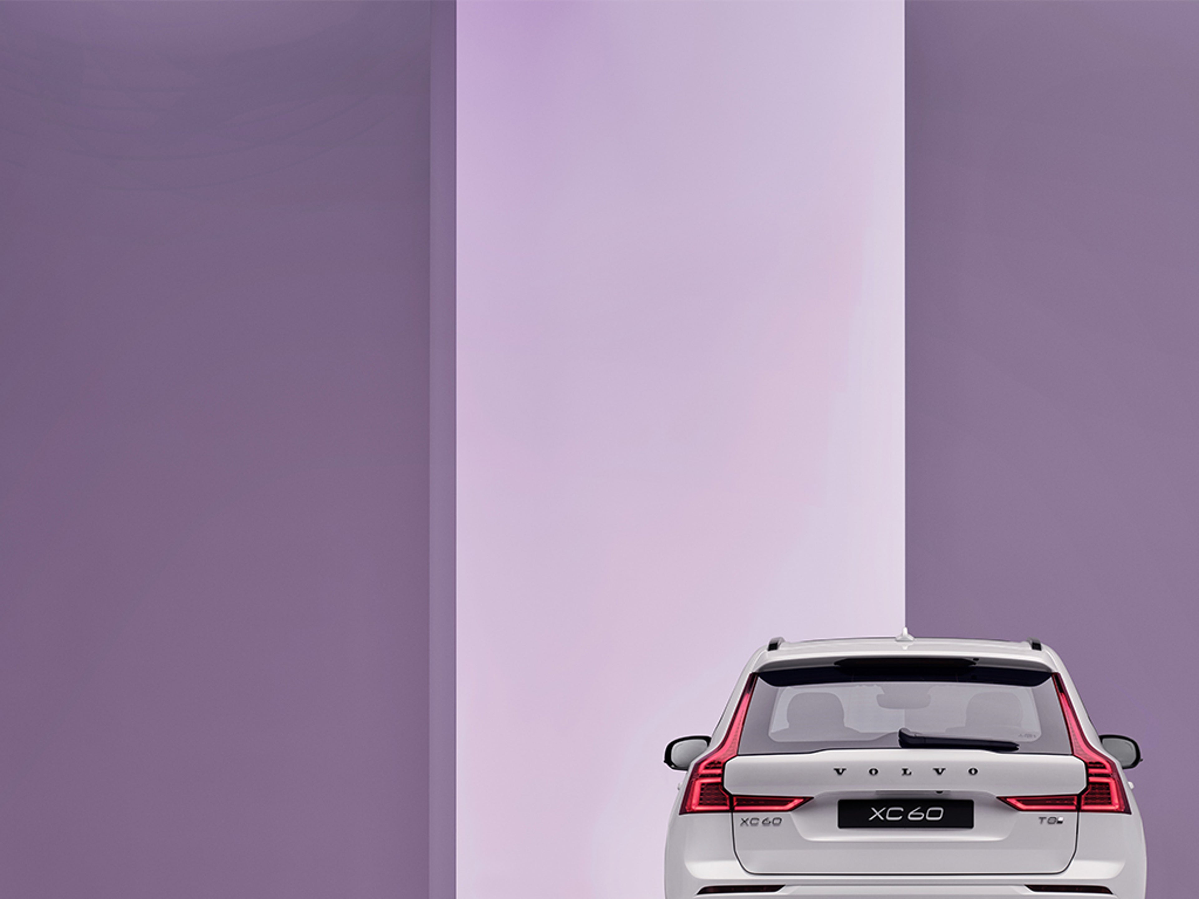 Vit XC60 bakifrån med lila backgrund