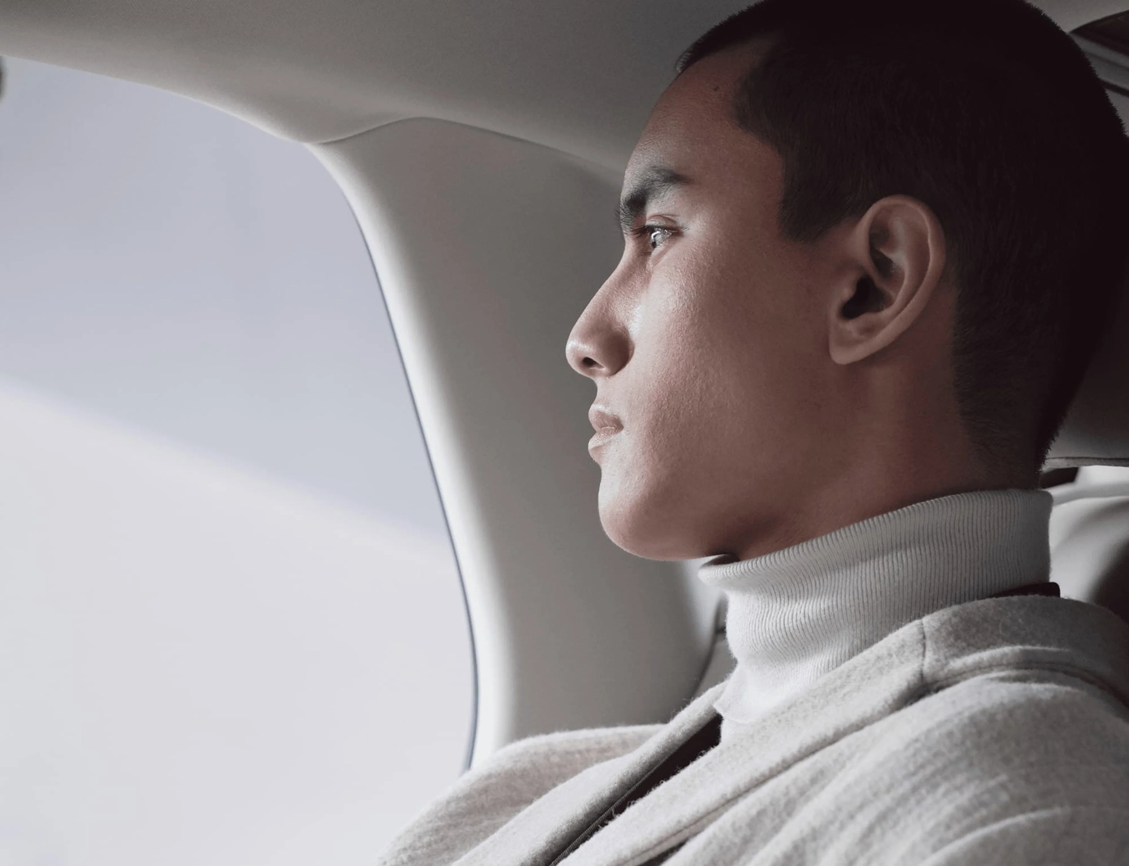 Un homme regardant par la fenêtre d'une voiture.