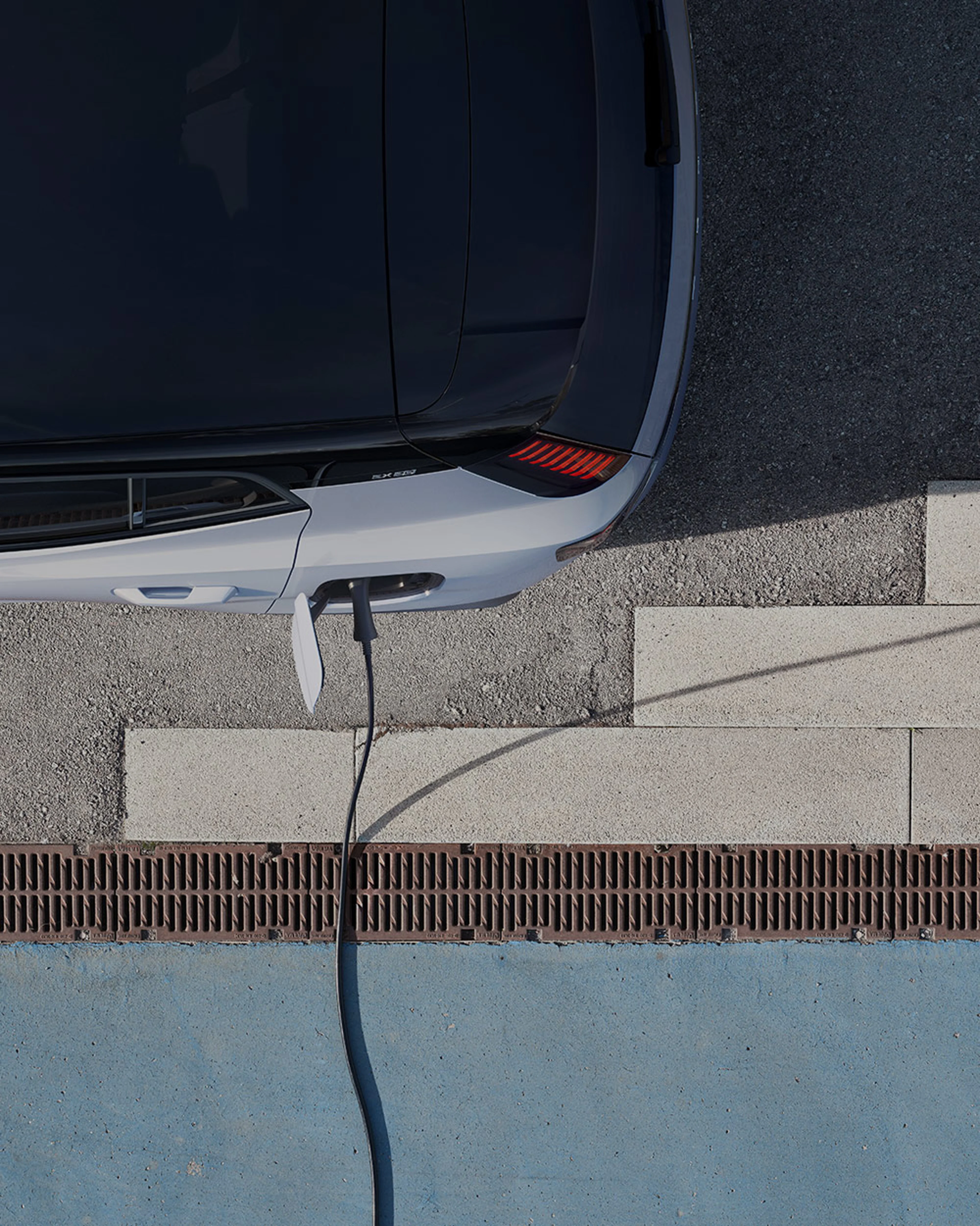 Une Volvo blanche en charge, vue de dessus.