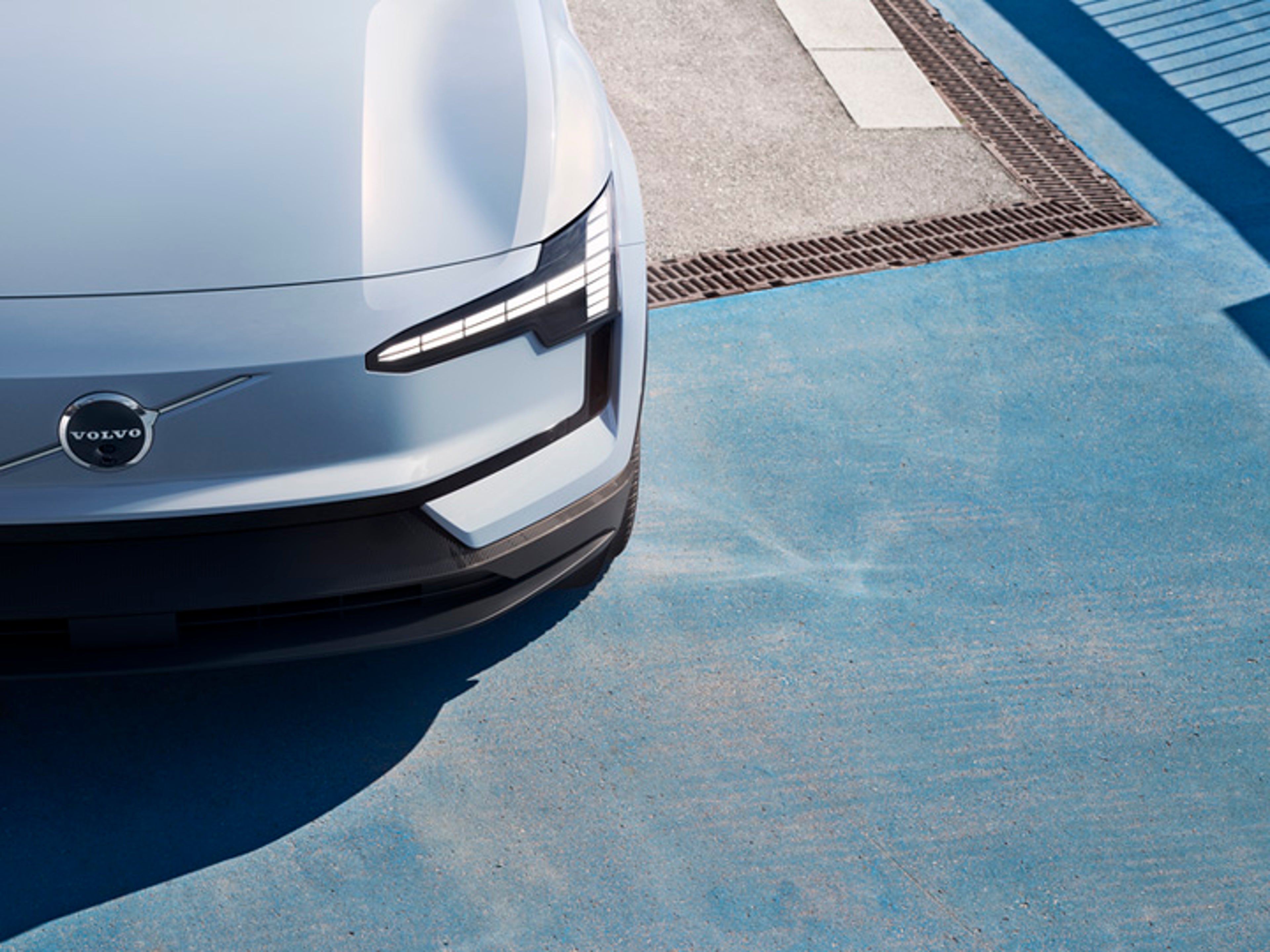 Volvo EX30 parte delantera y luces LED