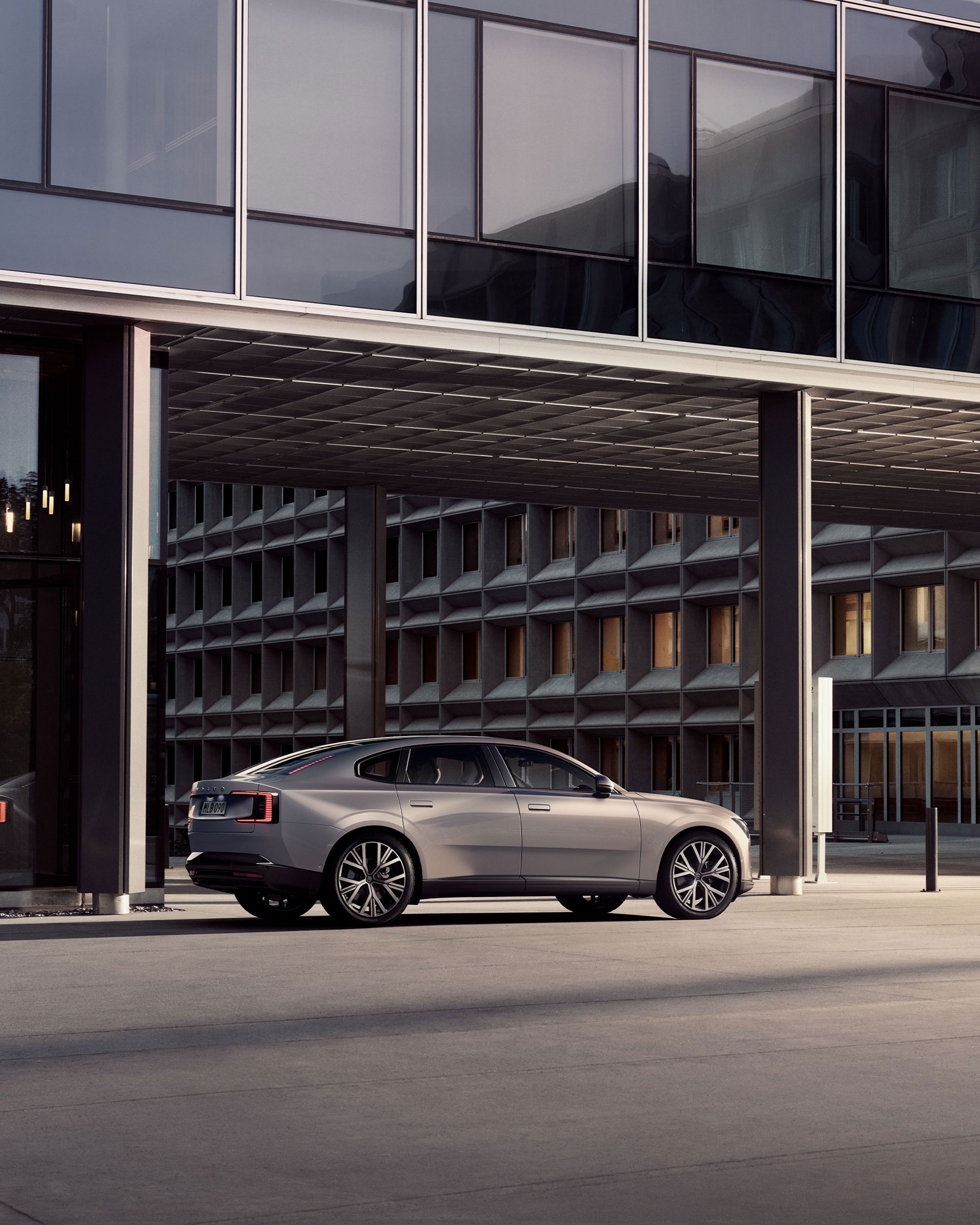 Ein ES90 steht vor einem Bürogebäude.