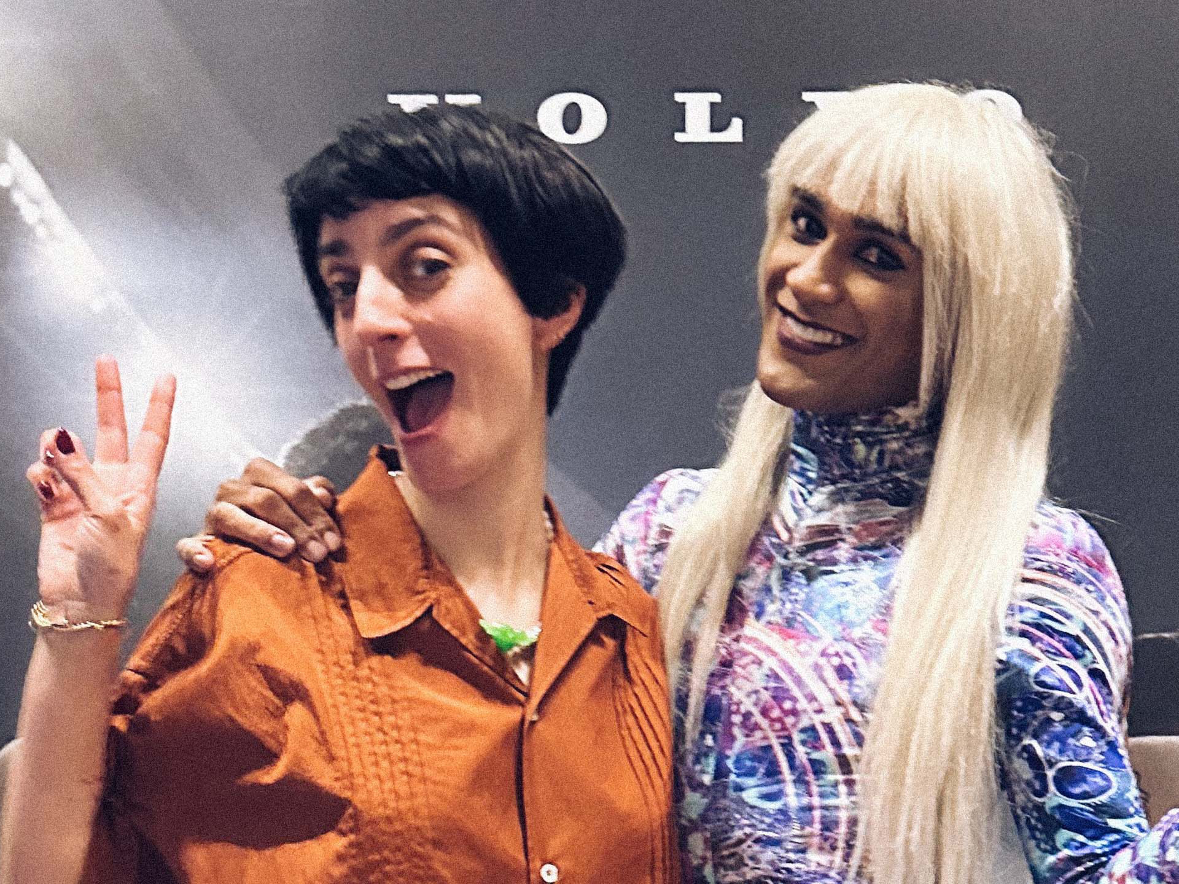 Eubrite ao lado de Joana Barrios, sorridentes, com as letras de "volvo" por trás