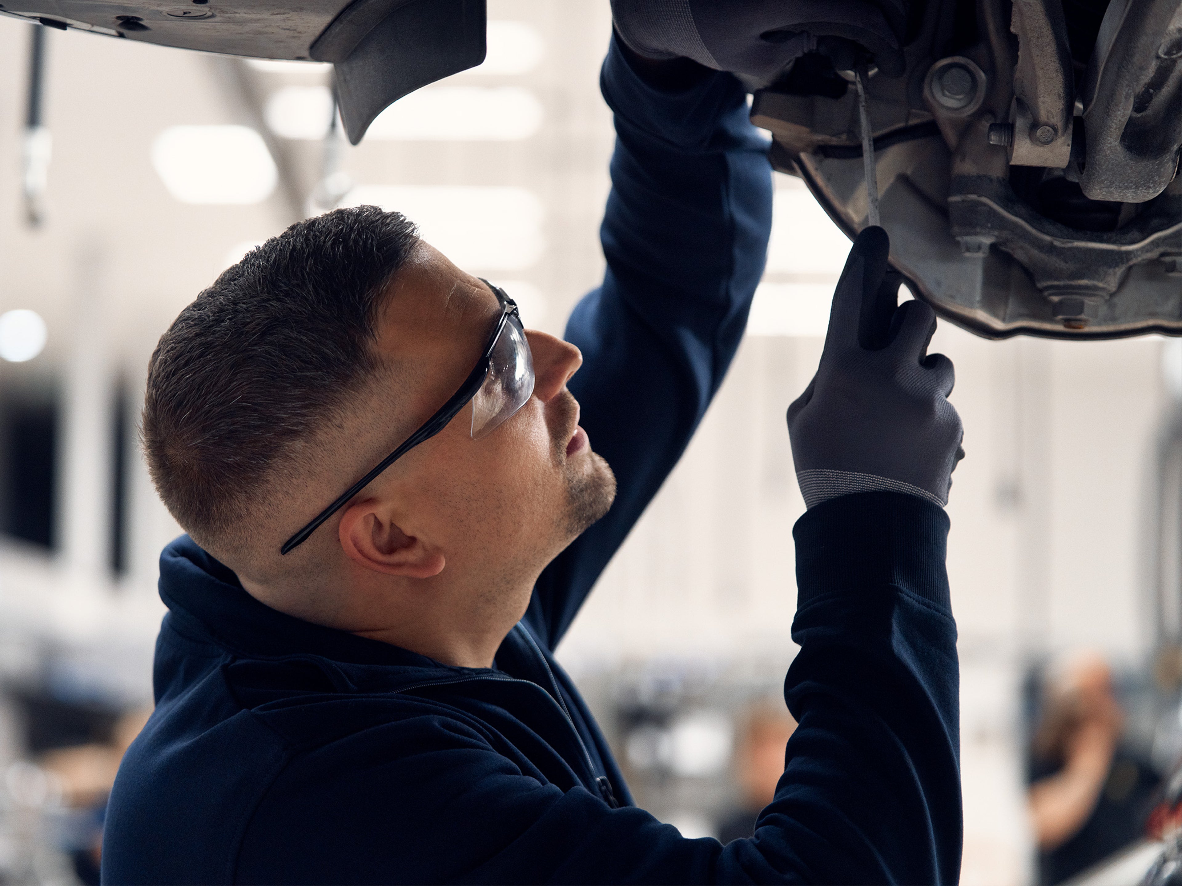 Volvo Omamekaanikko työstää auton jousitusta.