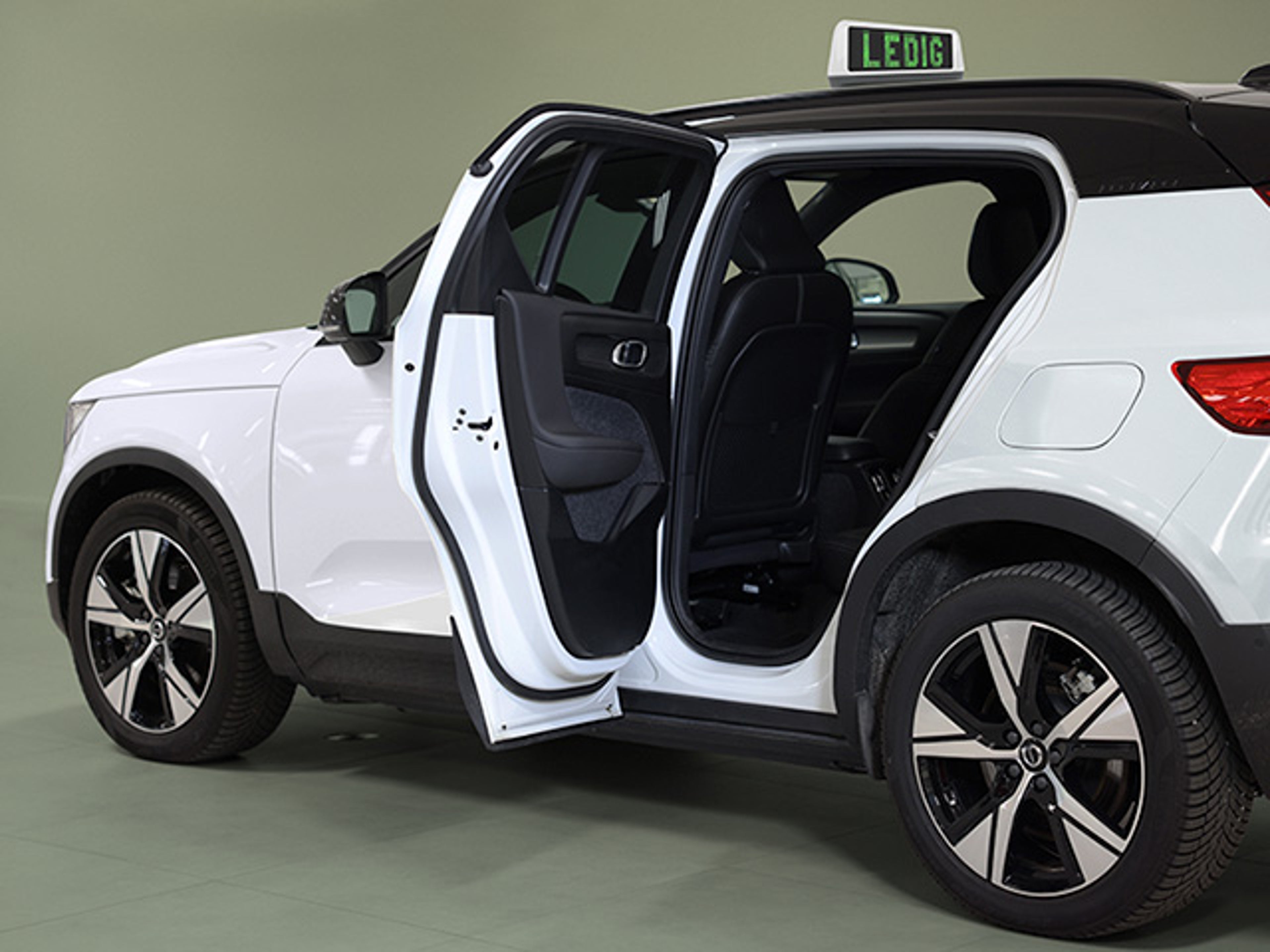 Vit Volvo XC40 Recharge taxi