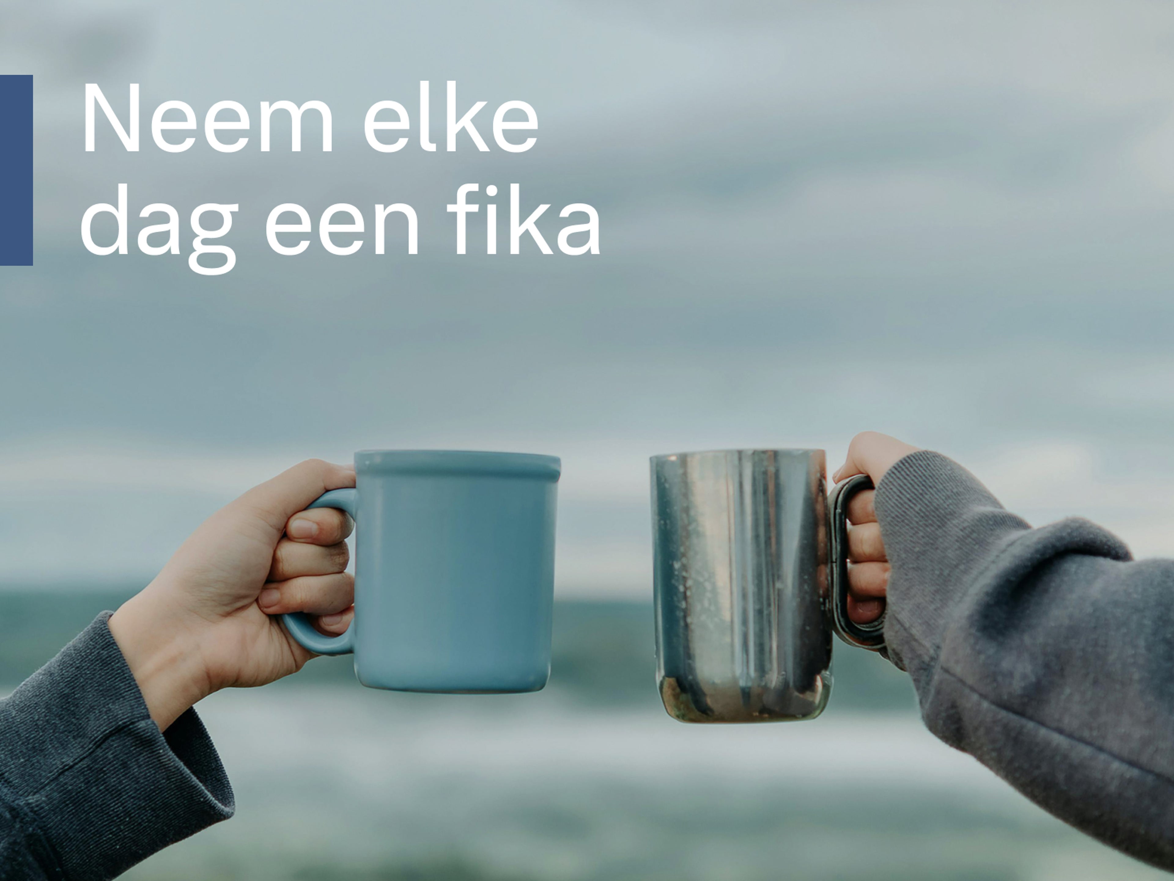 Twee handen klinken mokken samen tegen een serene achtergrond, met een witte tekst op de voorgrond: Neem elke dag een fika.