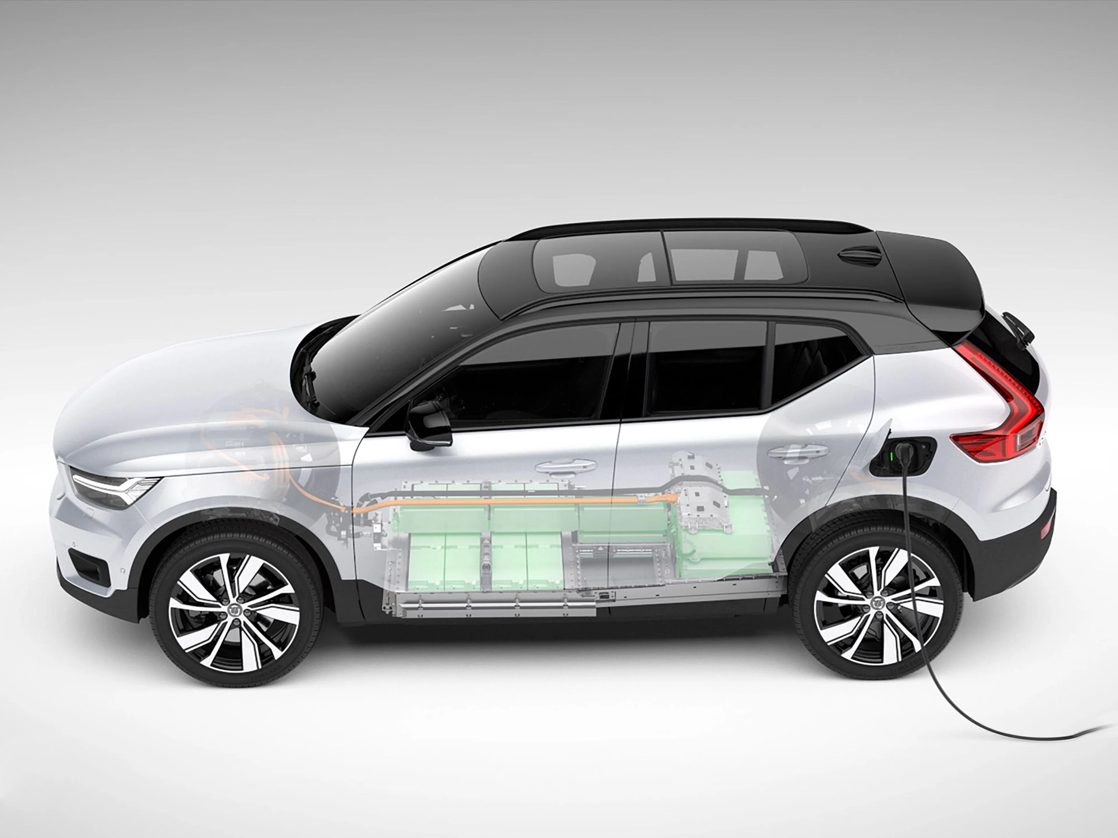 Un Volvo XC40 électrique avec une vue en coupe de la batterie.