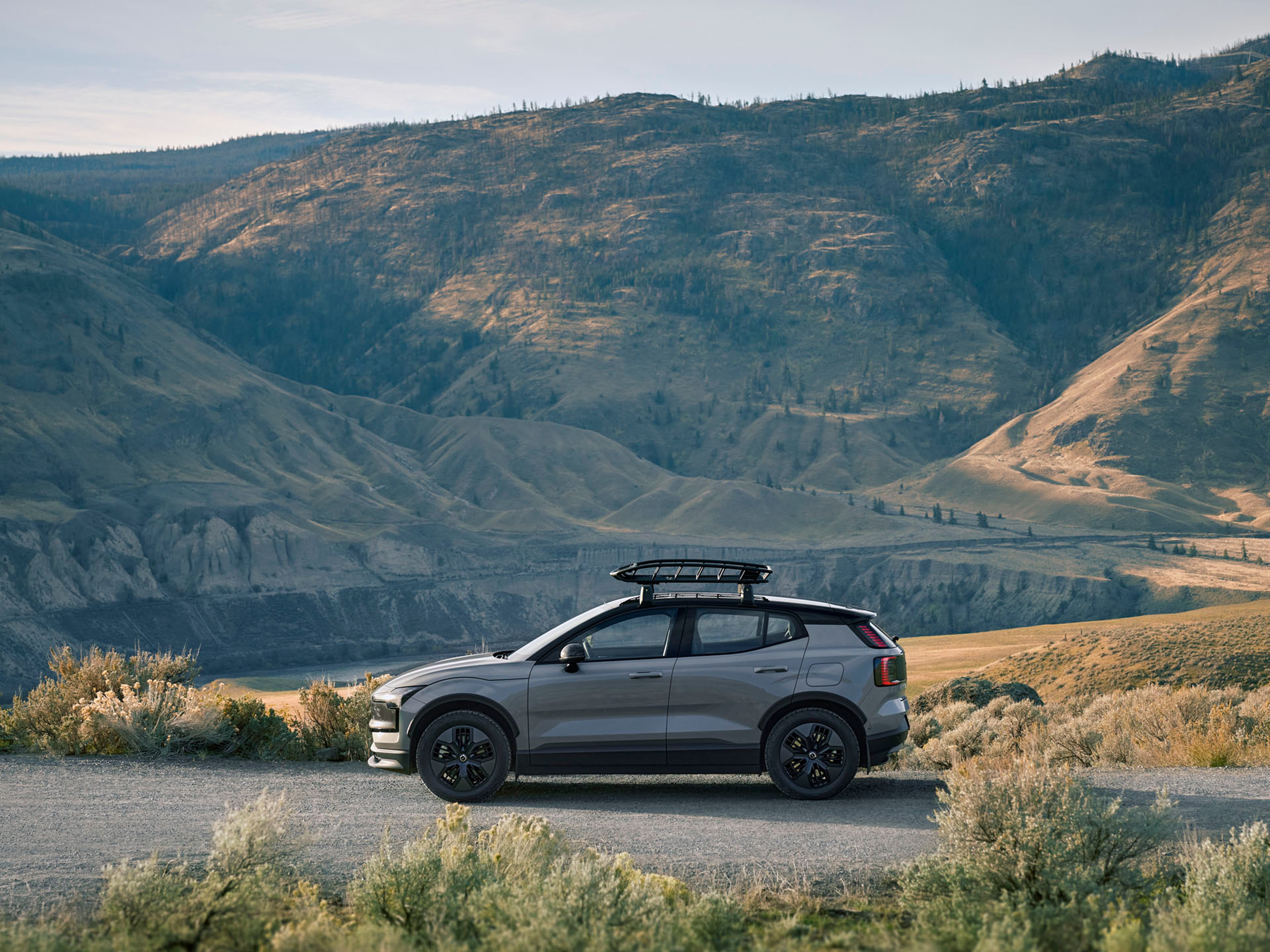 Volvo EX30 atravesando un paisaje montañoso