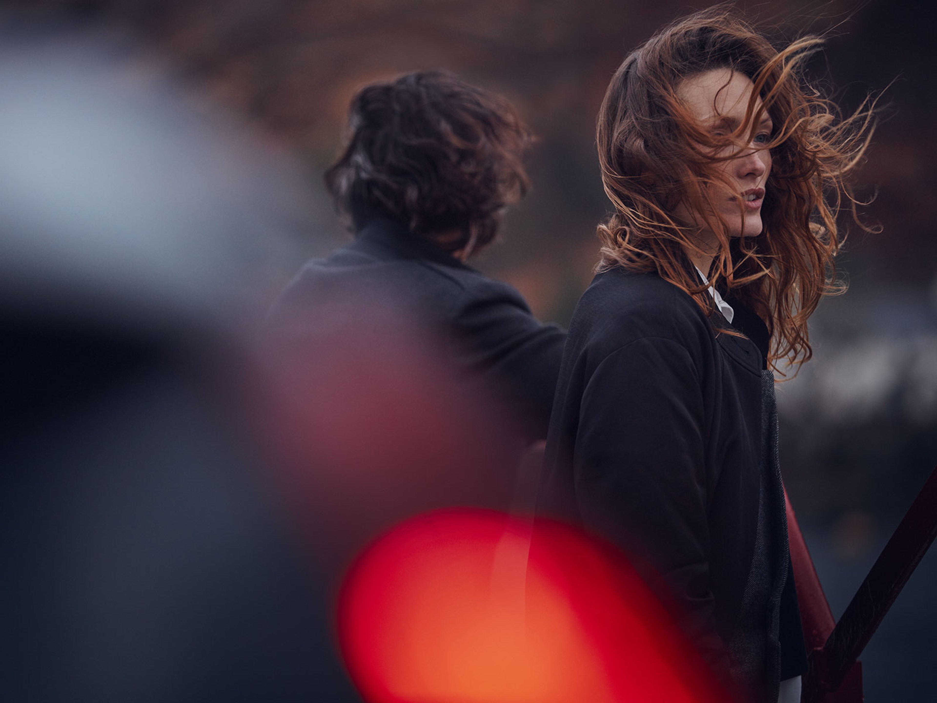 Два человека возле автомобиля Вольво, вид сбоку