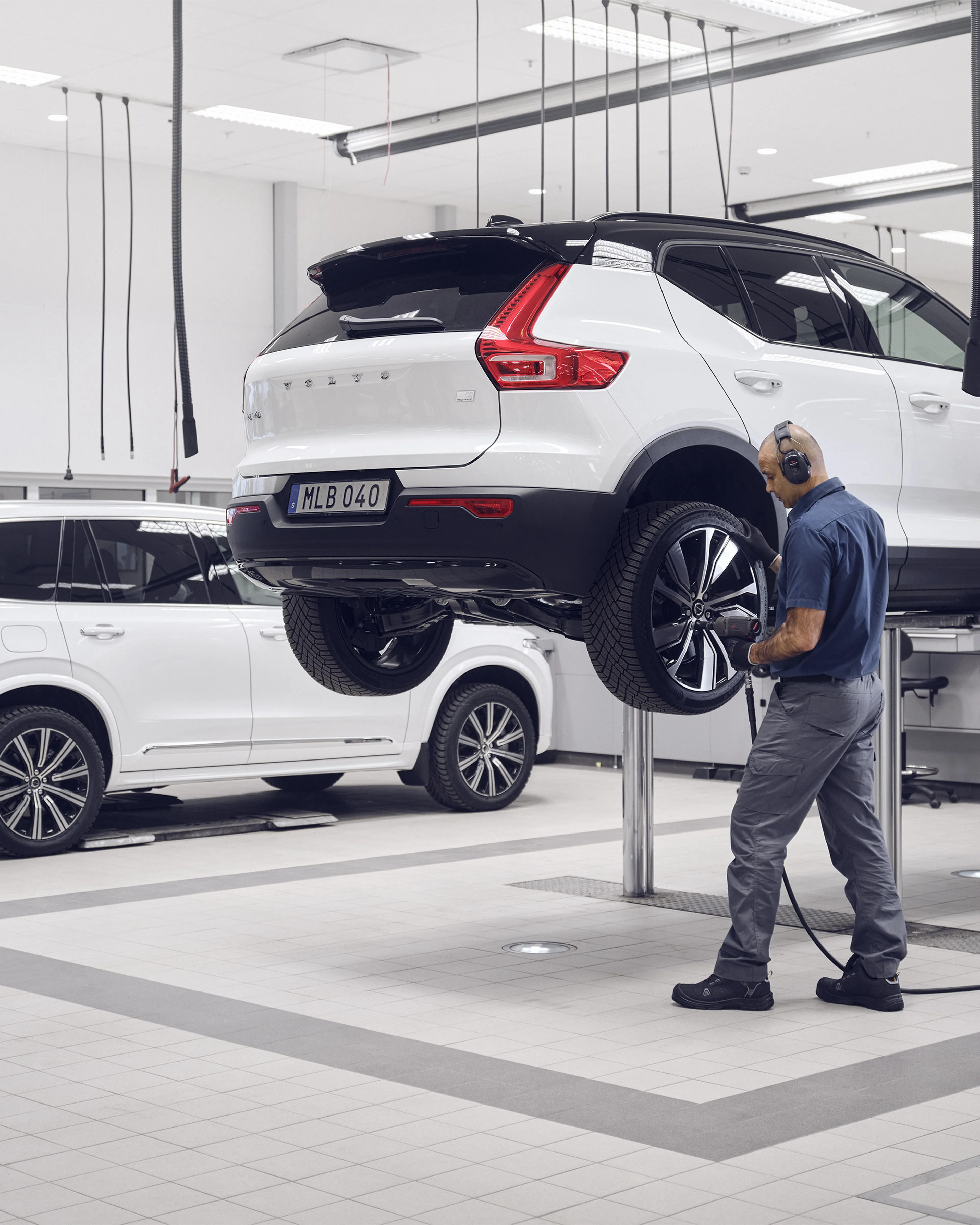 Homme réparant une roue de Volvo