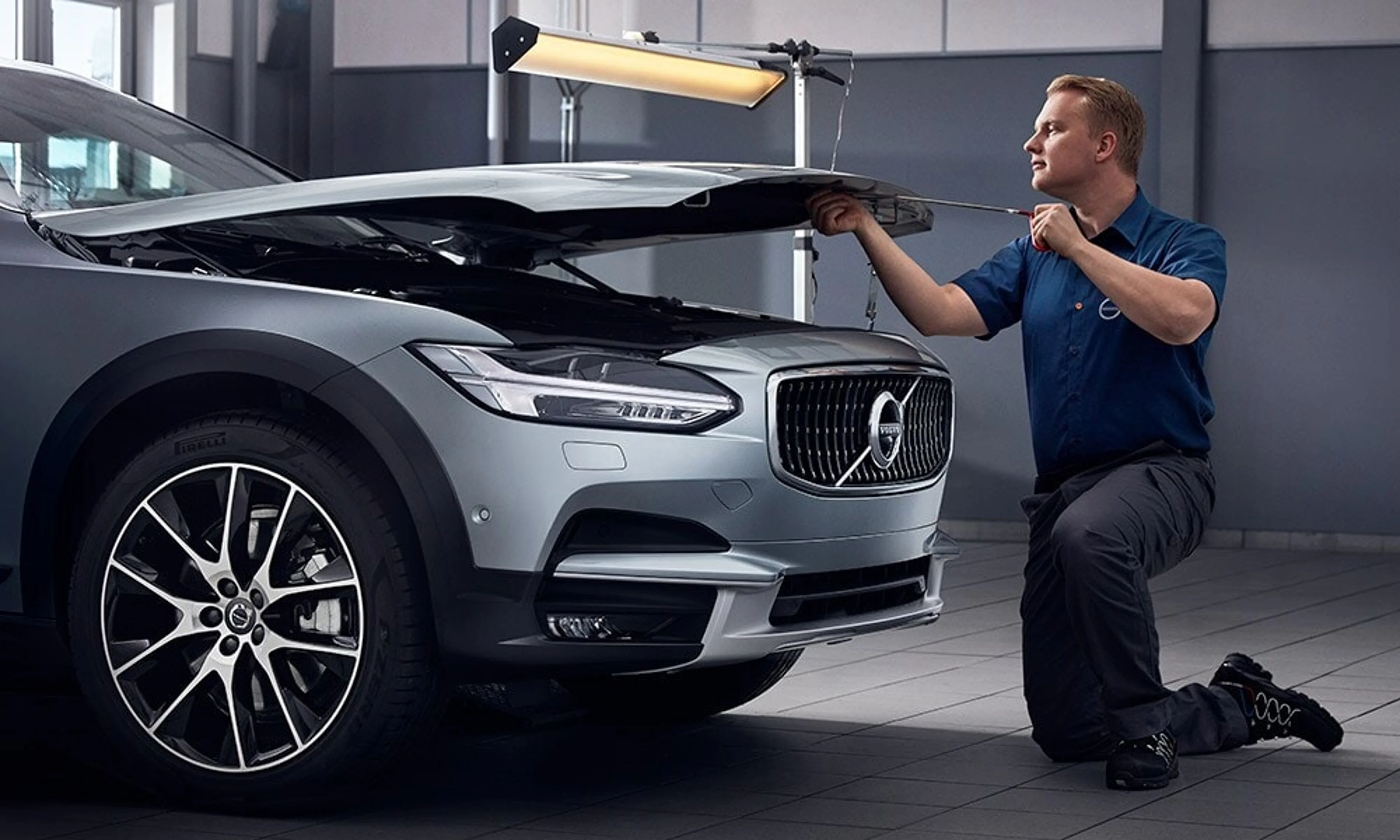 Volvo skadetekniker reparerar bilhuv