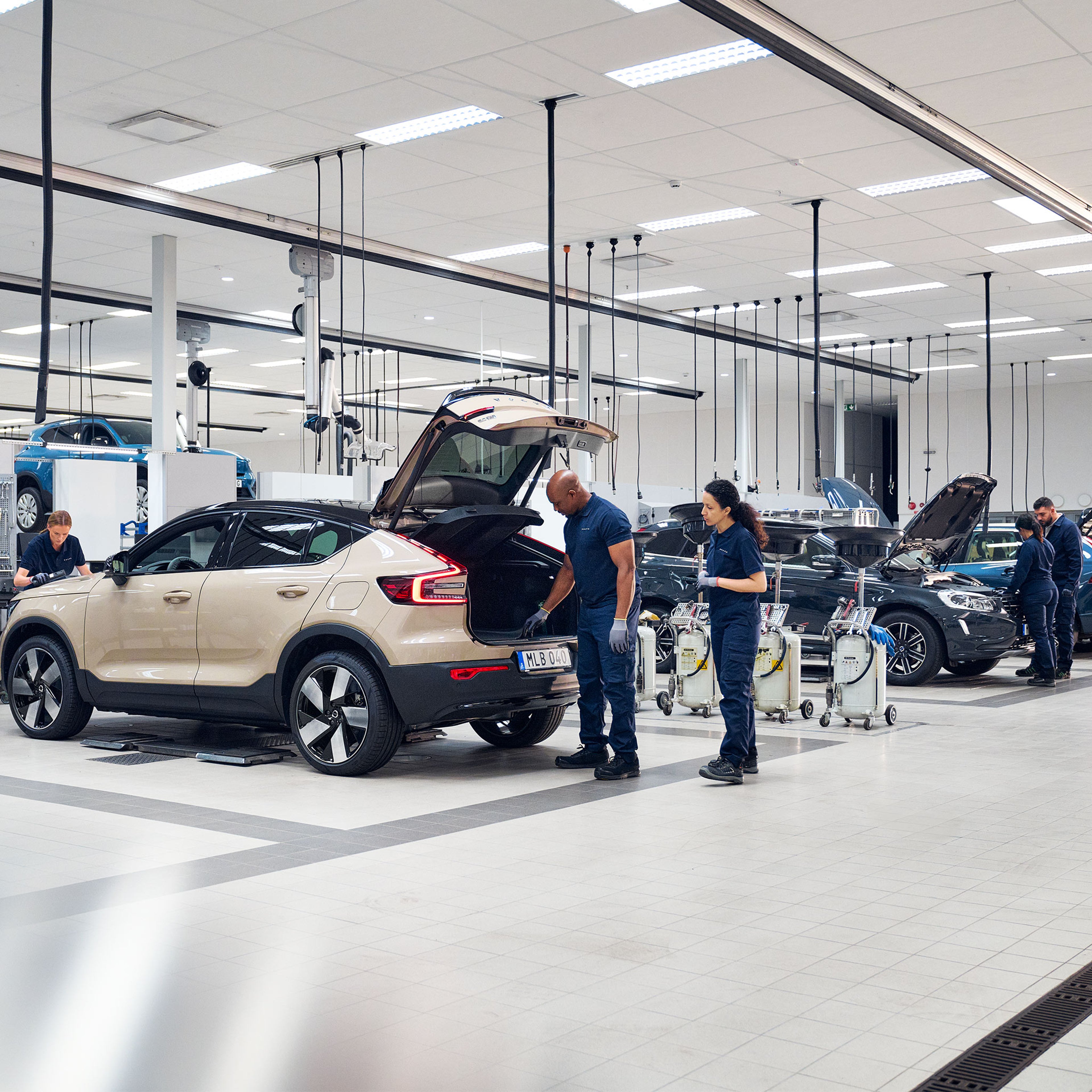 Volvo Personal Service mekaanikot huoltavat huoltoon tuotuja autoja.