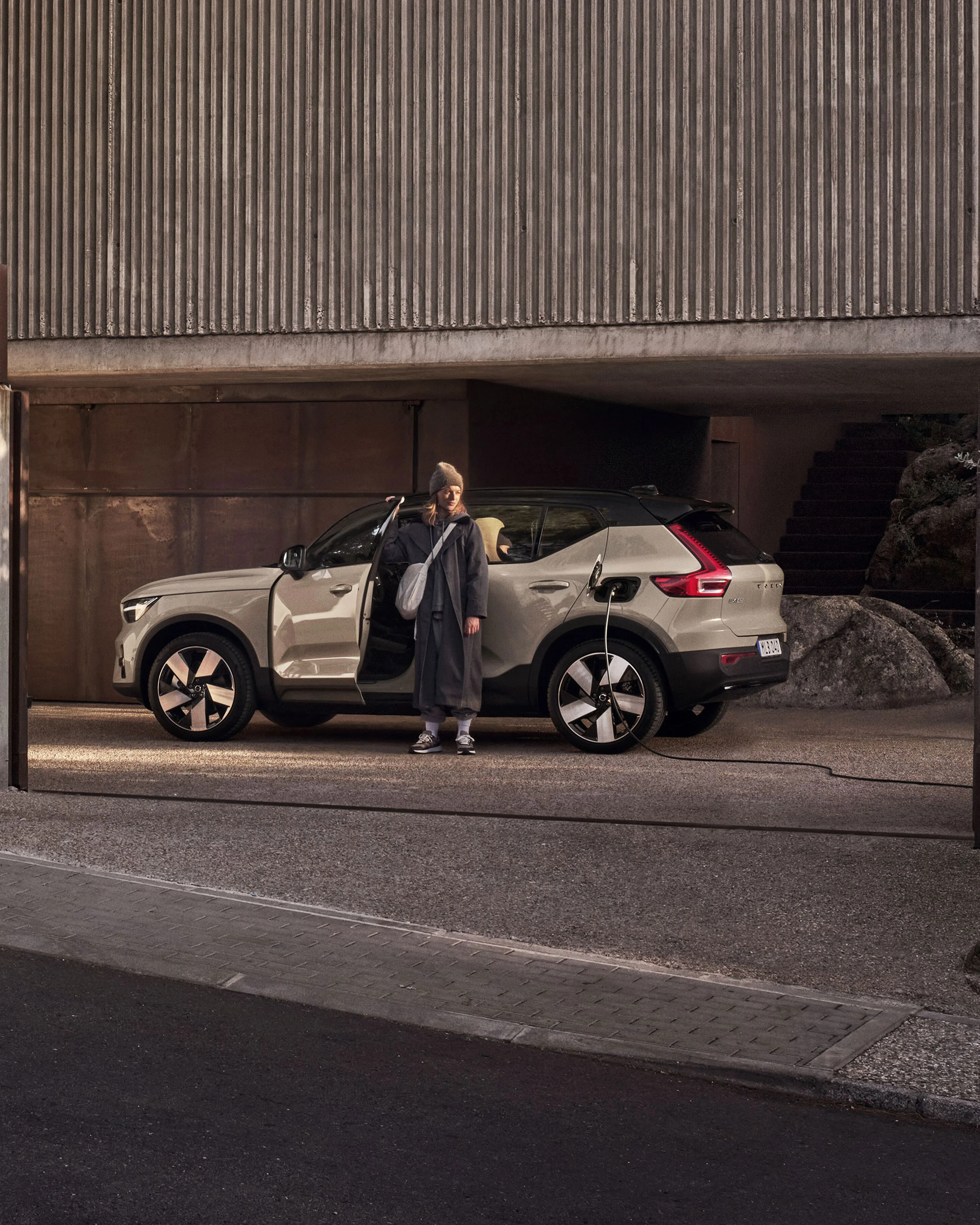 Volvo électrique noire branchée vue de dessus