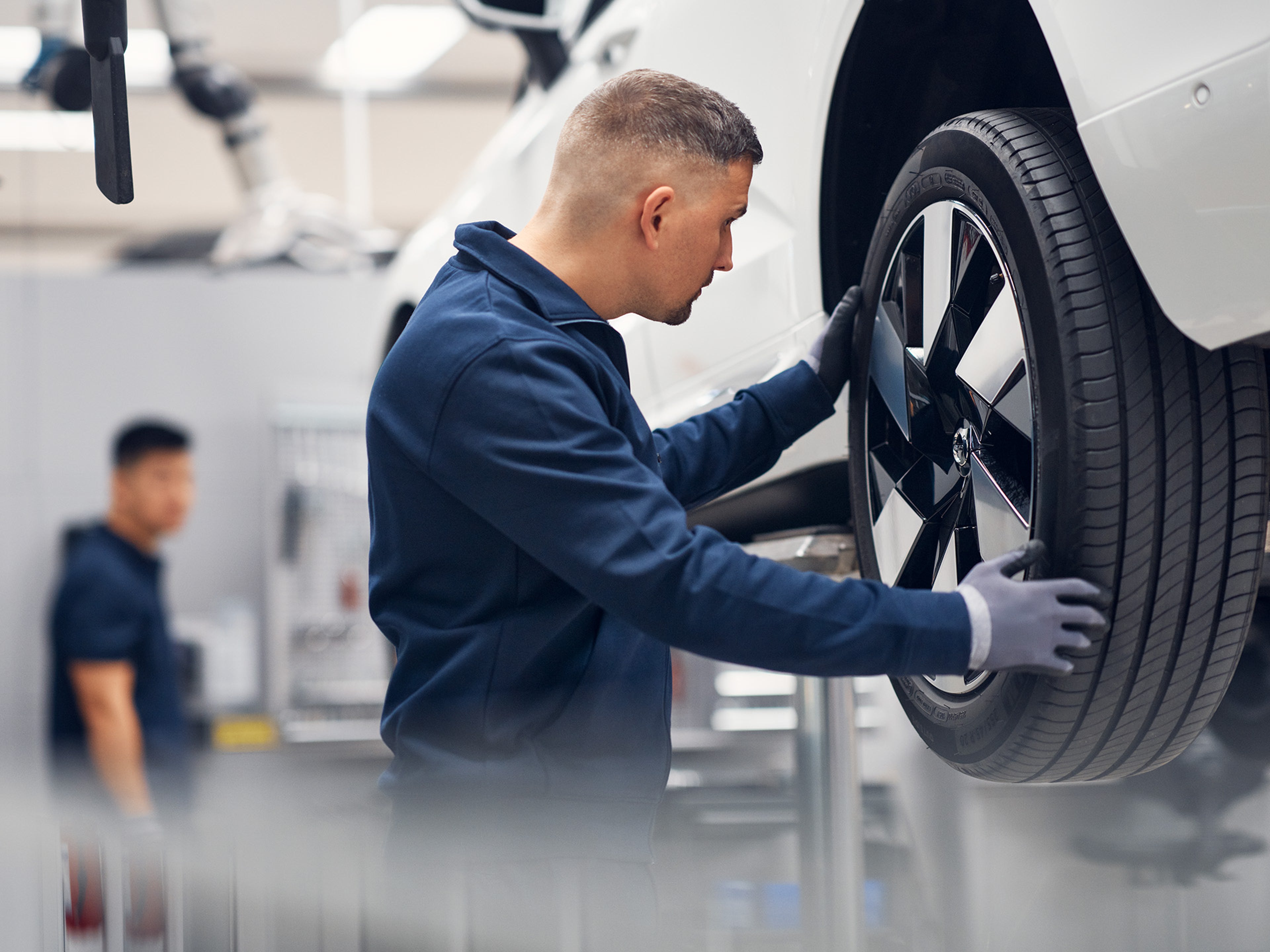 Técnico Volvo a inspecionar os pneus de um Volvo