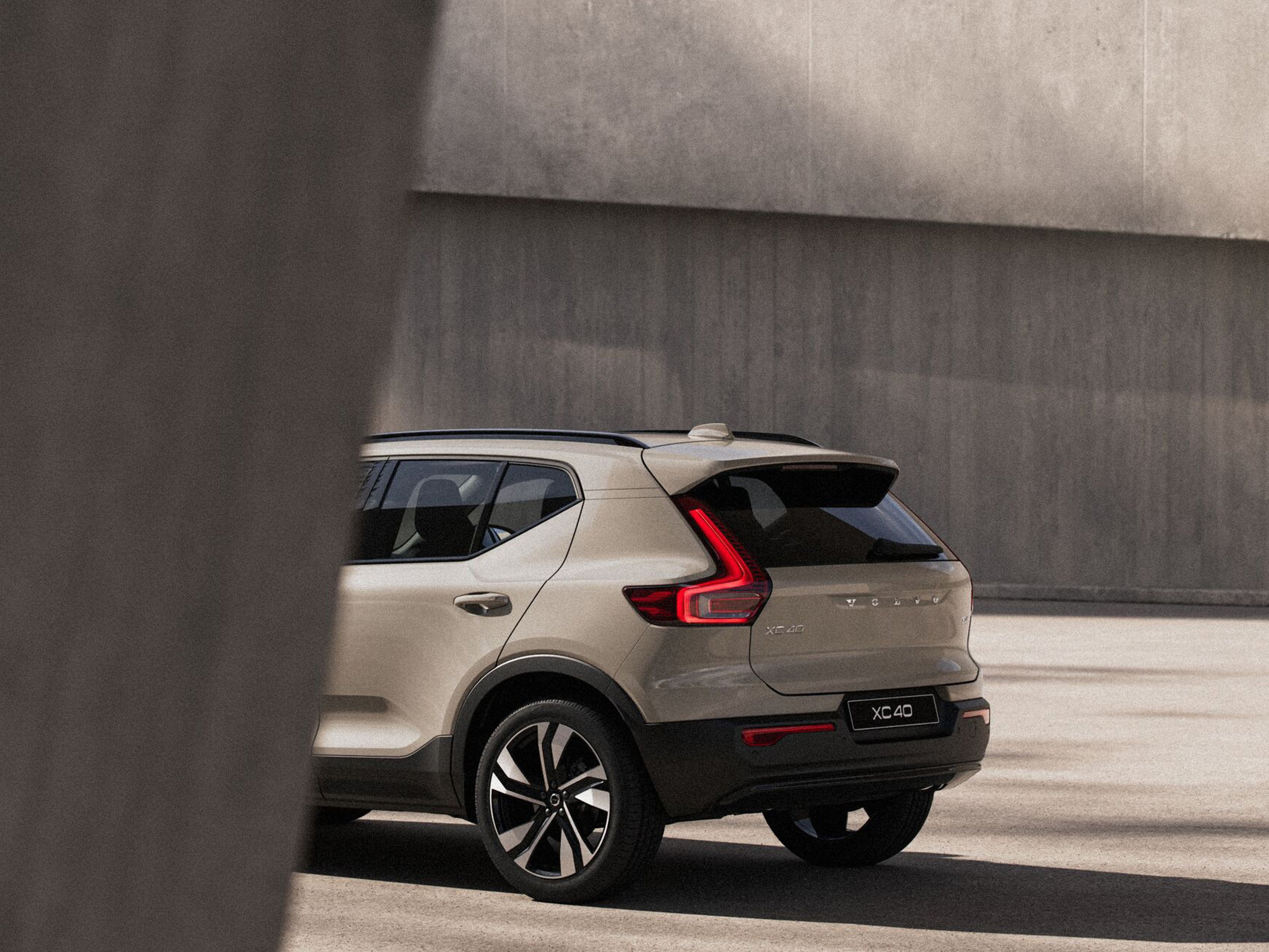 Rear view of Volvo XC40 with wall obscuring left side of vehicle