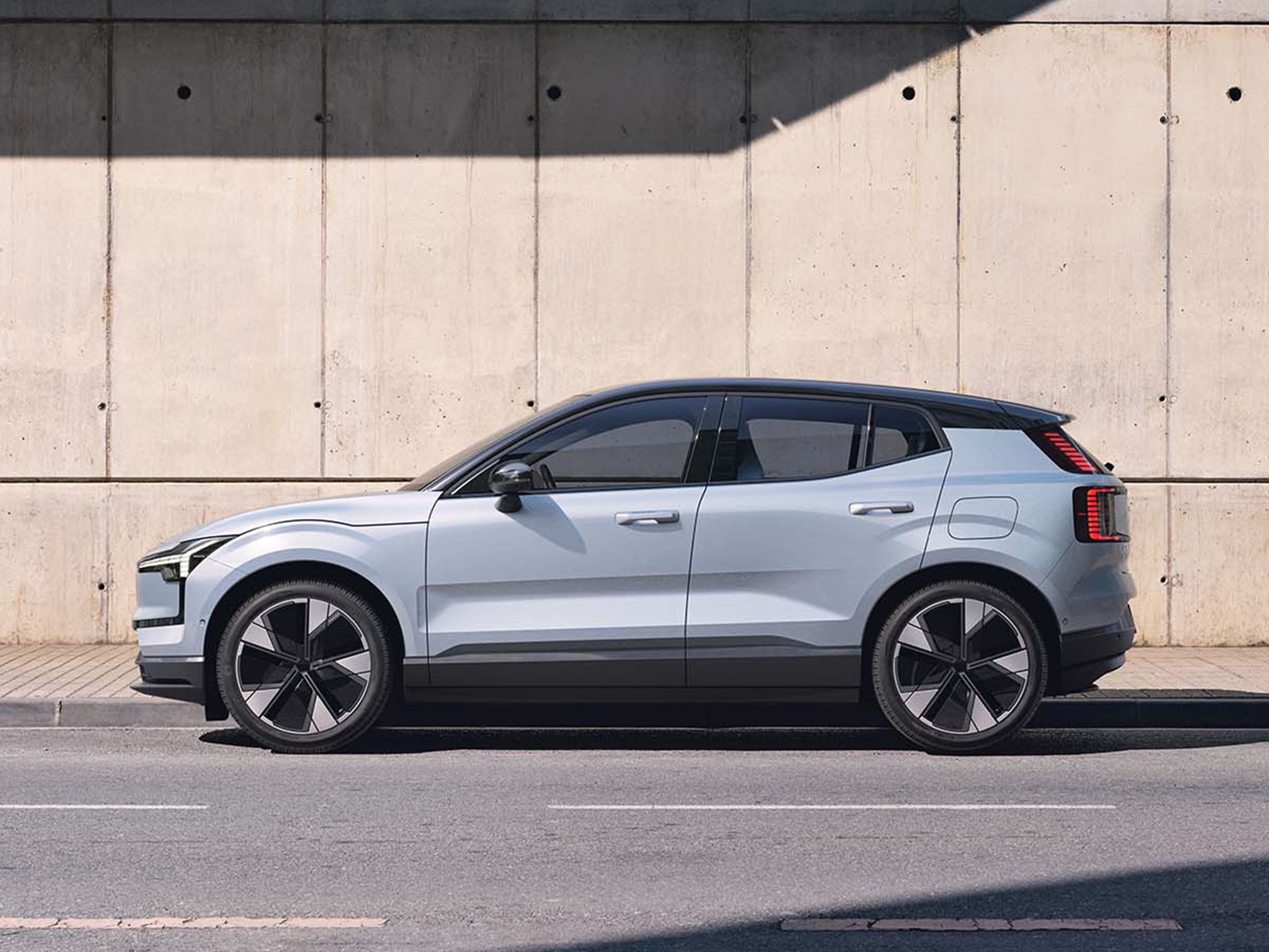 Seitliche Ansicht eines Volvo EX30