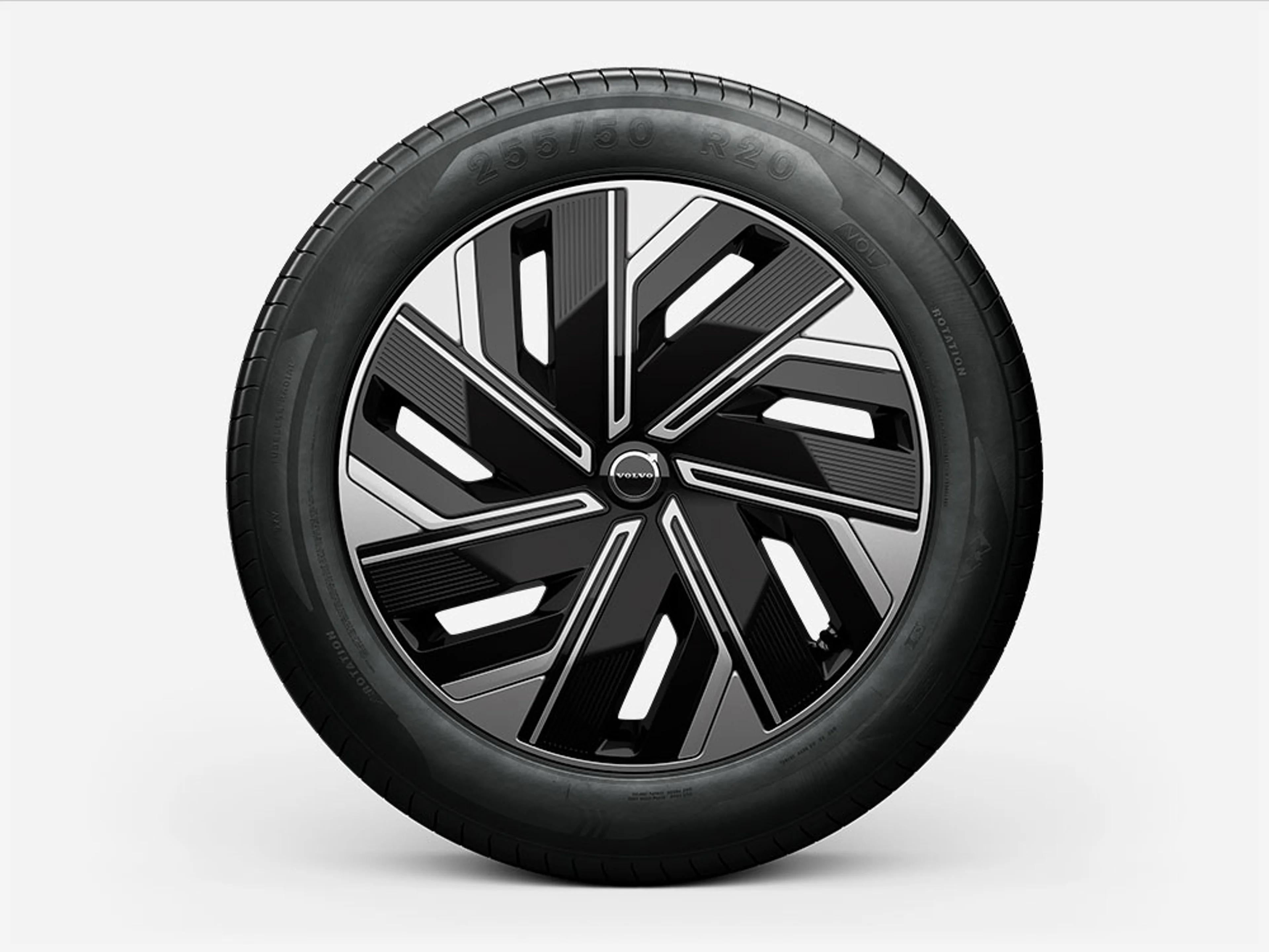 Et moderne Volvo 20" bilhjul med et slankt, sort fælgdesign med flere eger og synligt dækmønster. Udtrykket er sofistikeret.