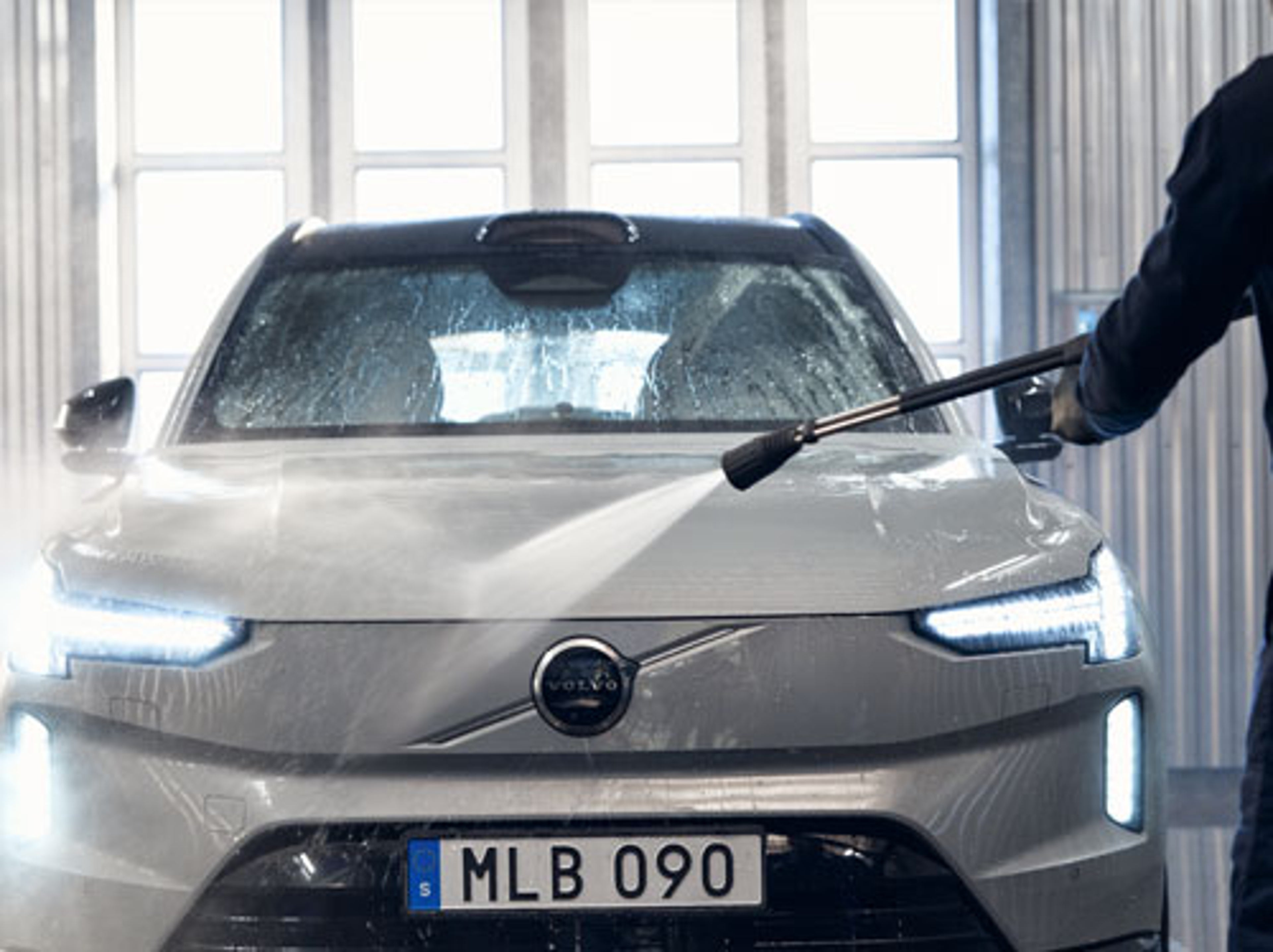EX90 som blir spylt inne i en bilvask