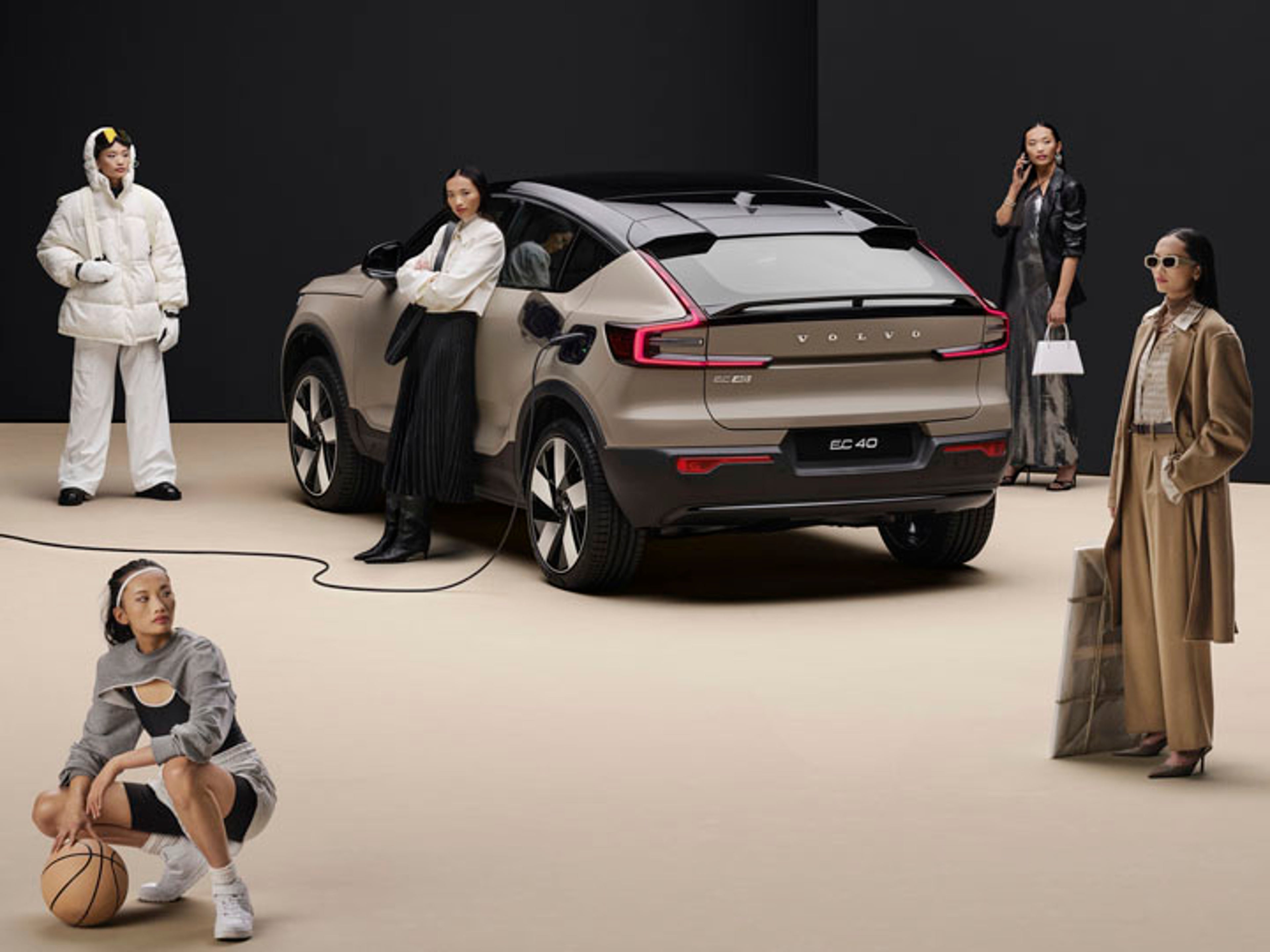 Gente alrededor de un Volvo EC40
