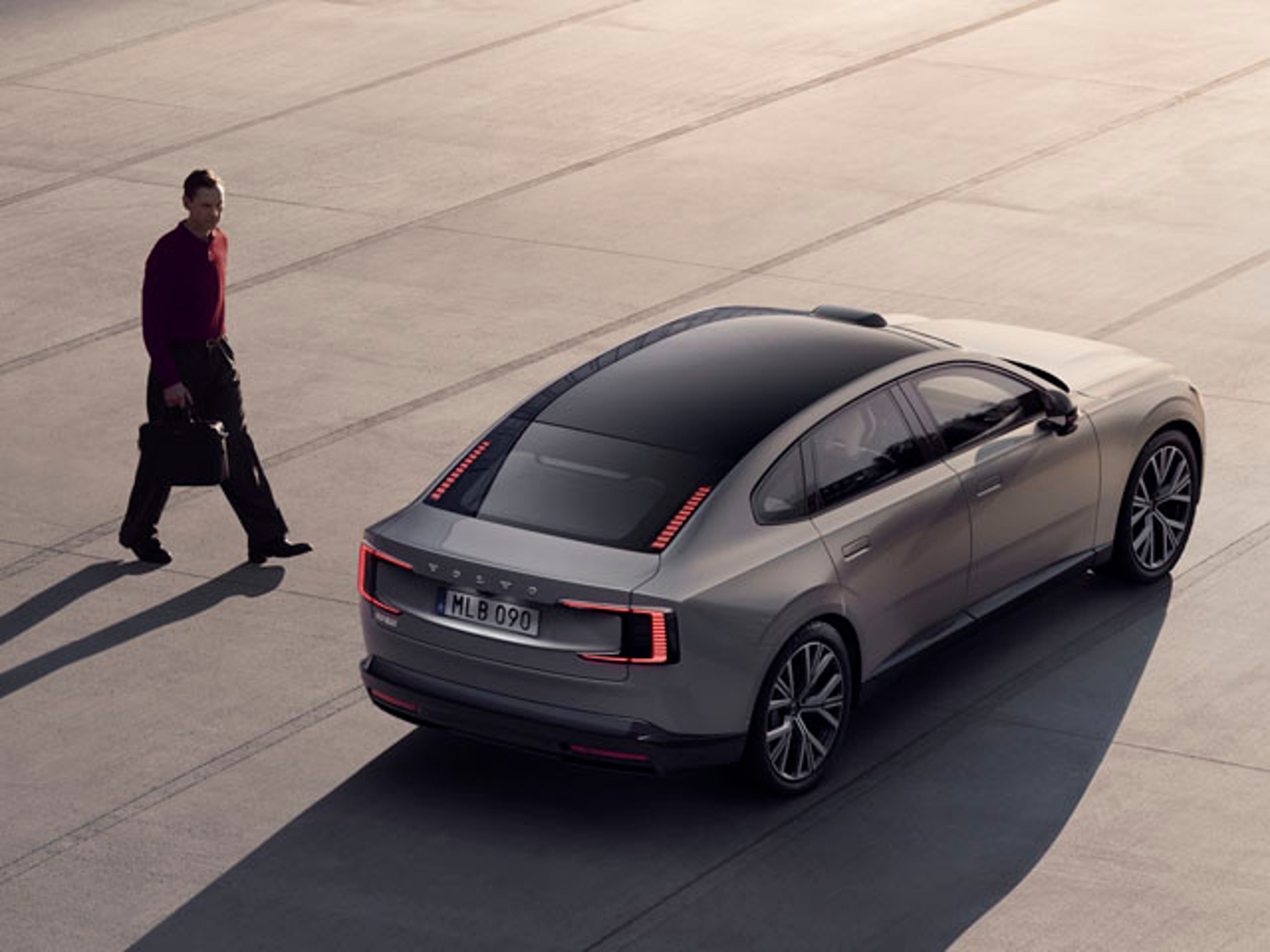 Volvo ES90 eléctrico y un hombre caminando hacia él