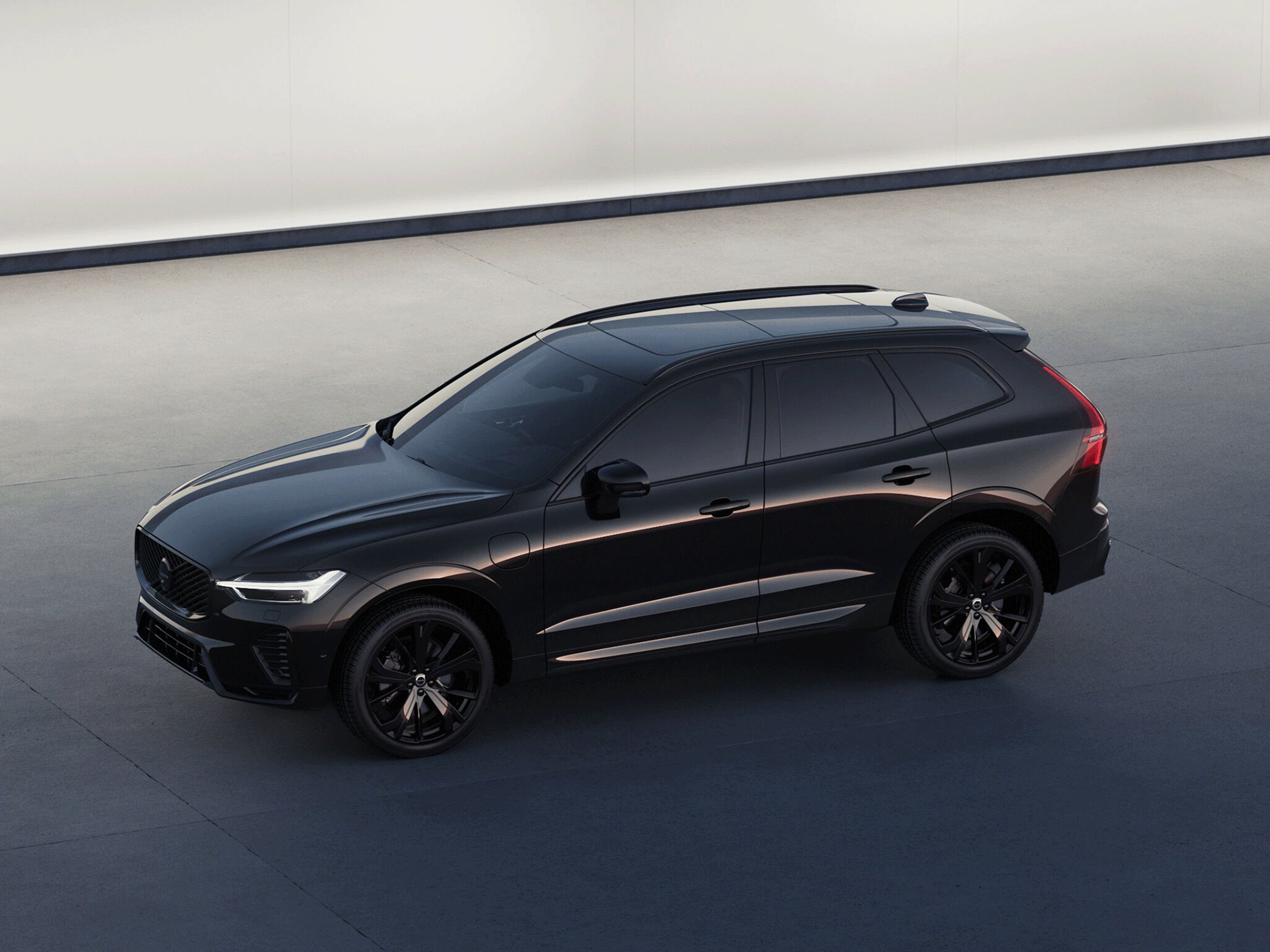 Seitliche Ansicht eines Volvo XC60 Black Edition Plug-in Hybrid.
