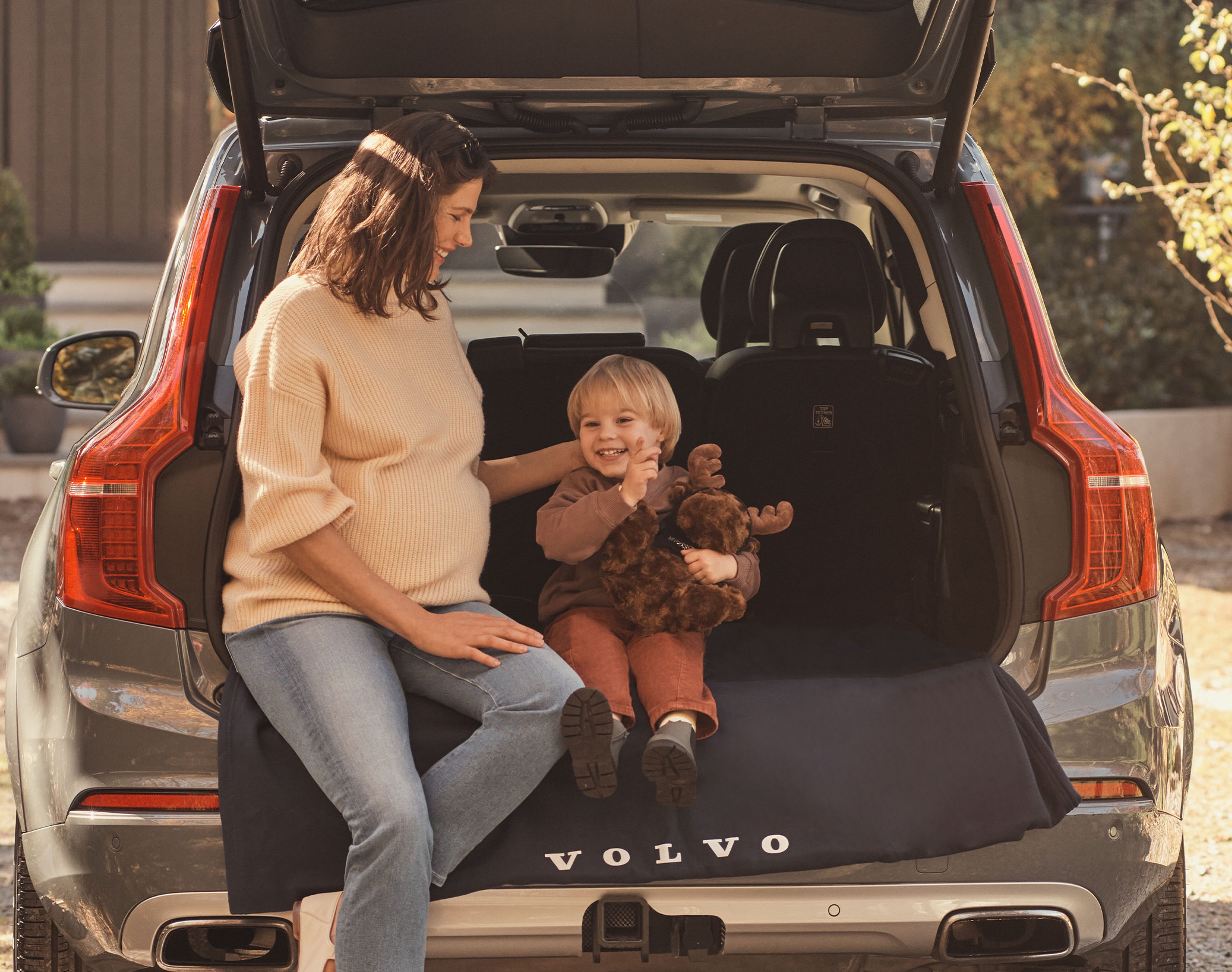 Volvo Customer Promises - Car with family