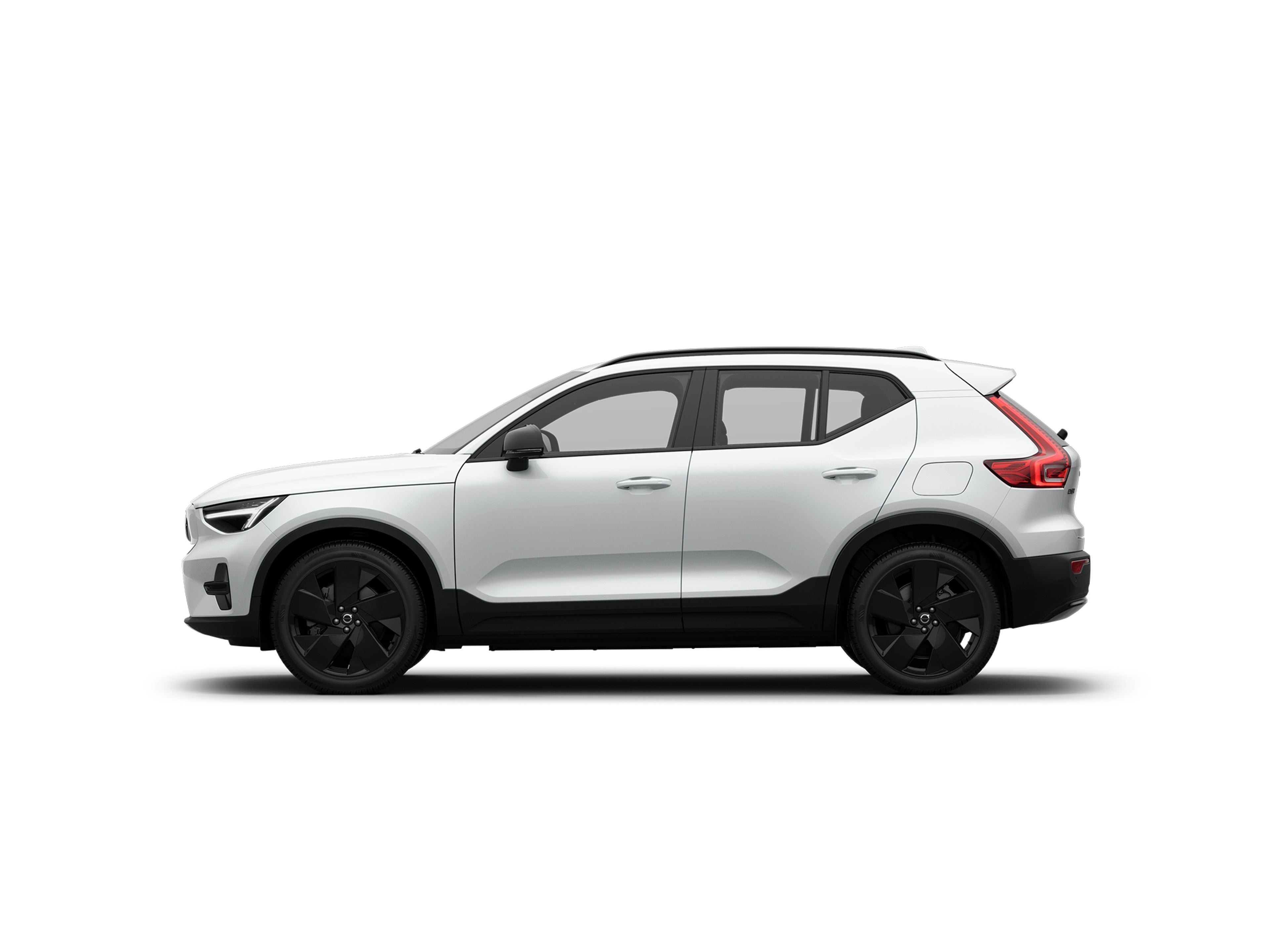 Seitliche Ansicht eines vollelktrischen Volvo EX40 Black Edition in Crystal White