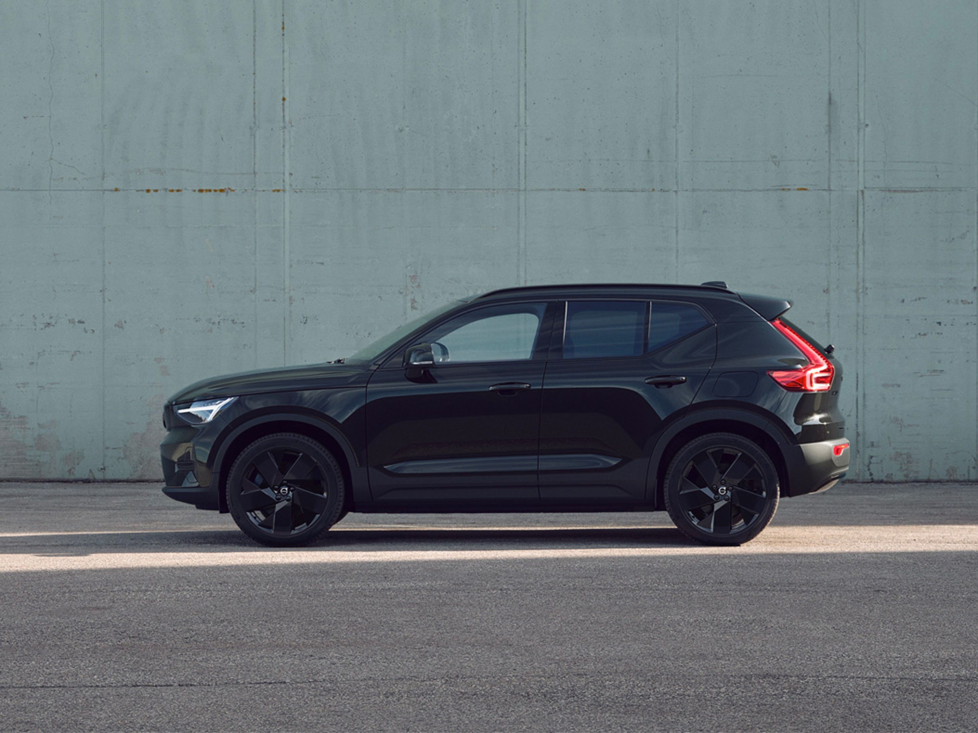 ue latérale d'une Volvo EX40 Black Edition de couleur noire