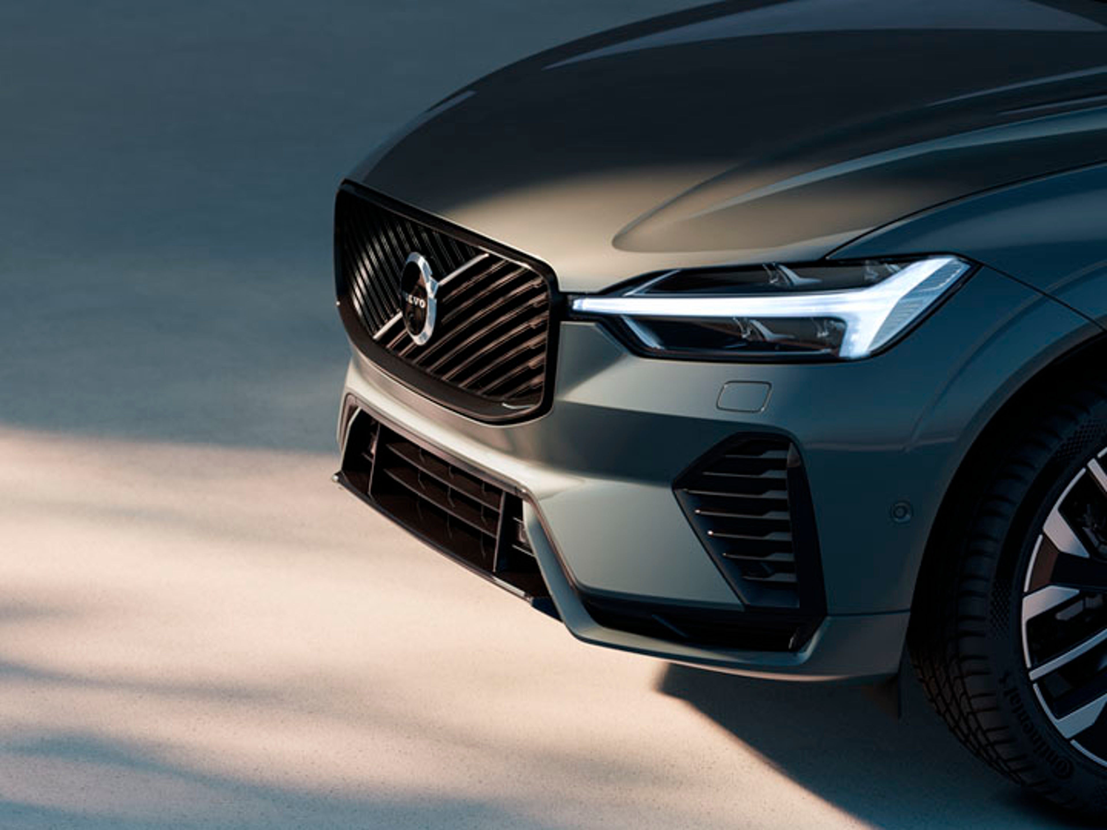 Parte delantera de un Volvo con sus faros LED y su parrilla característica