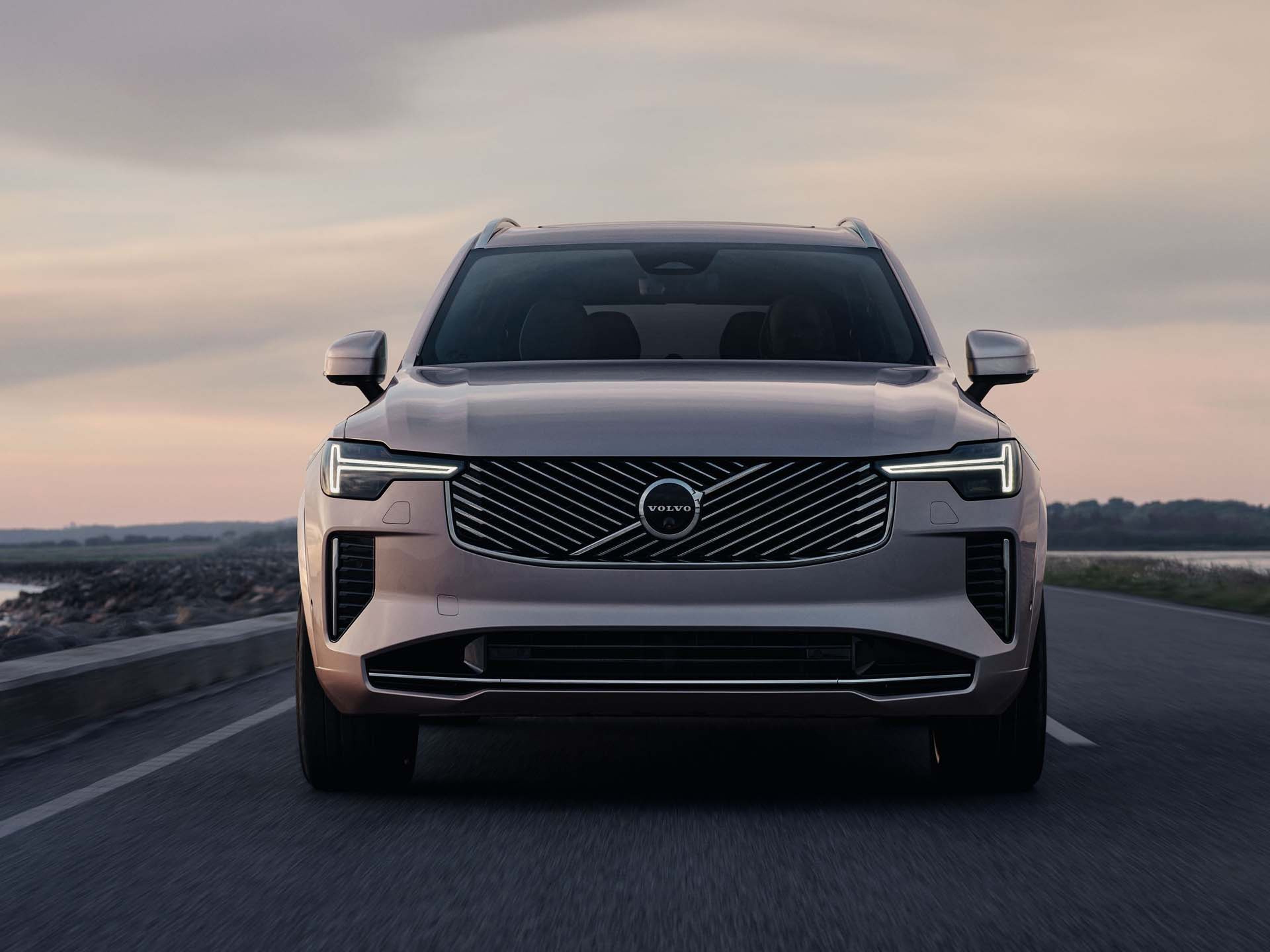 Volvo XC90 híbrido enchufable vista frontal con luces LED y parrilla central