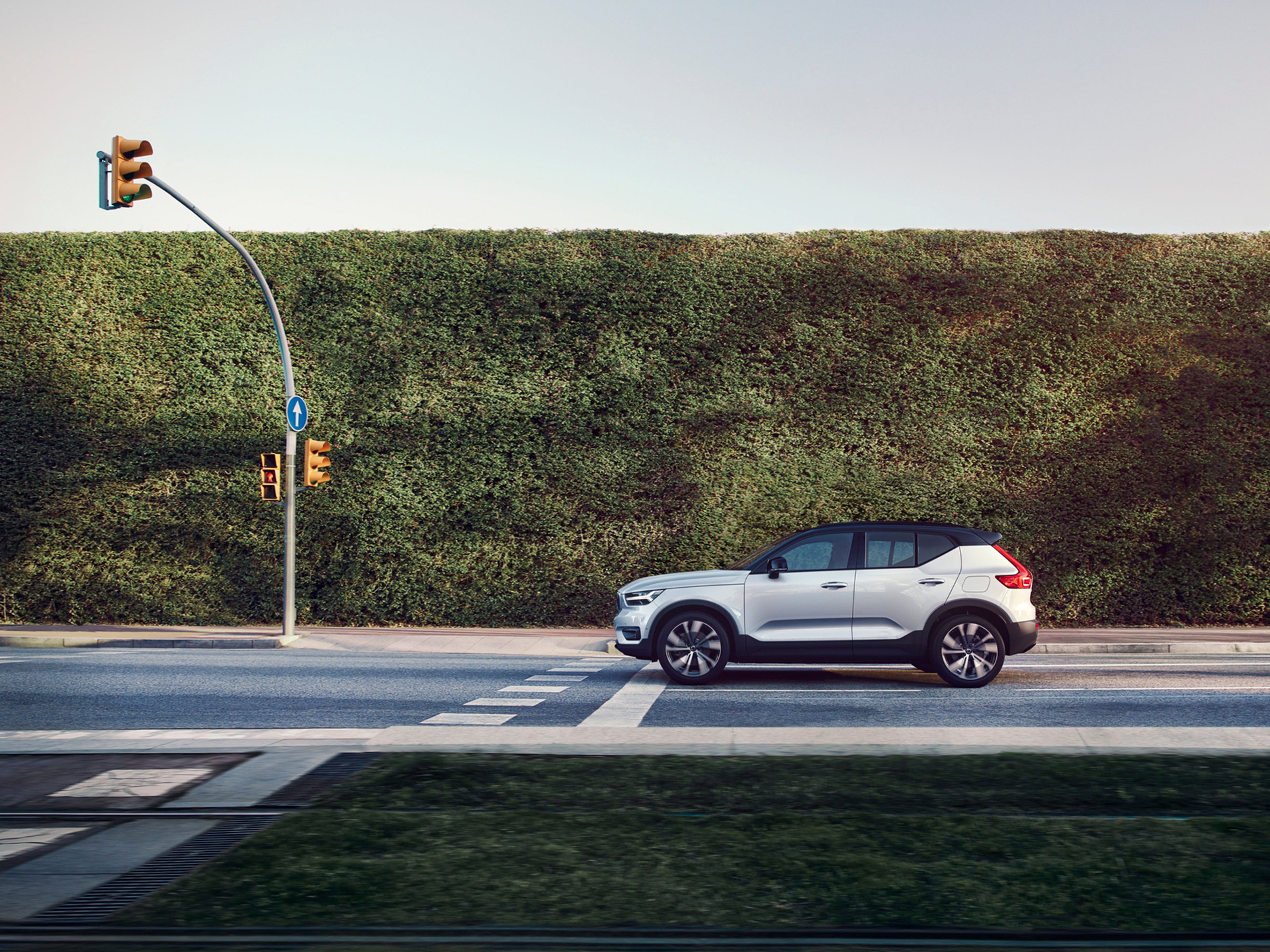 Volvo XC40 parado en un cruce peatonal.