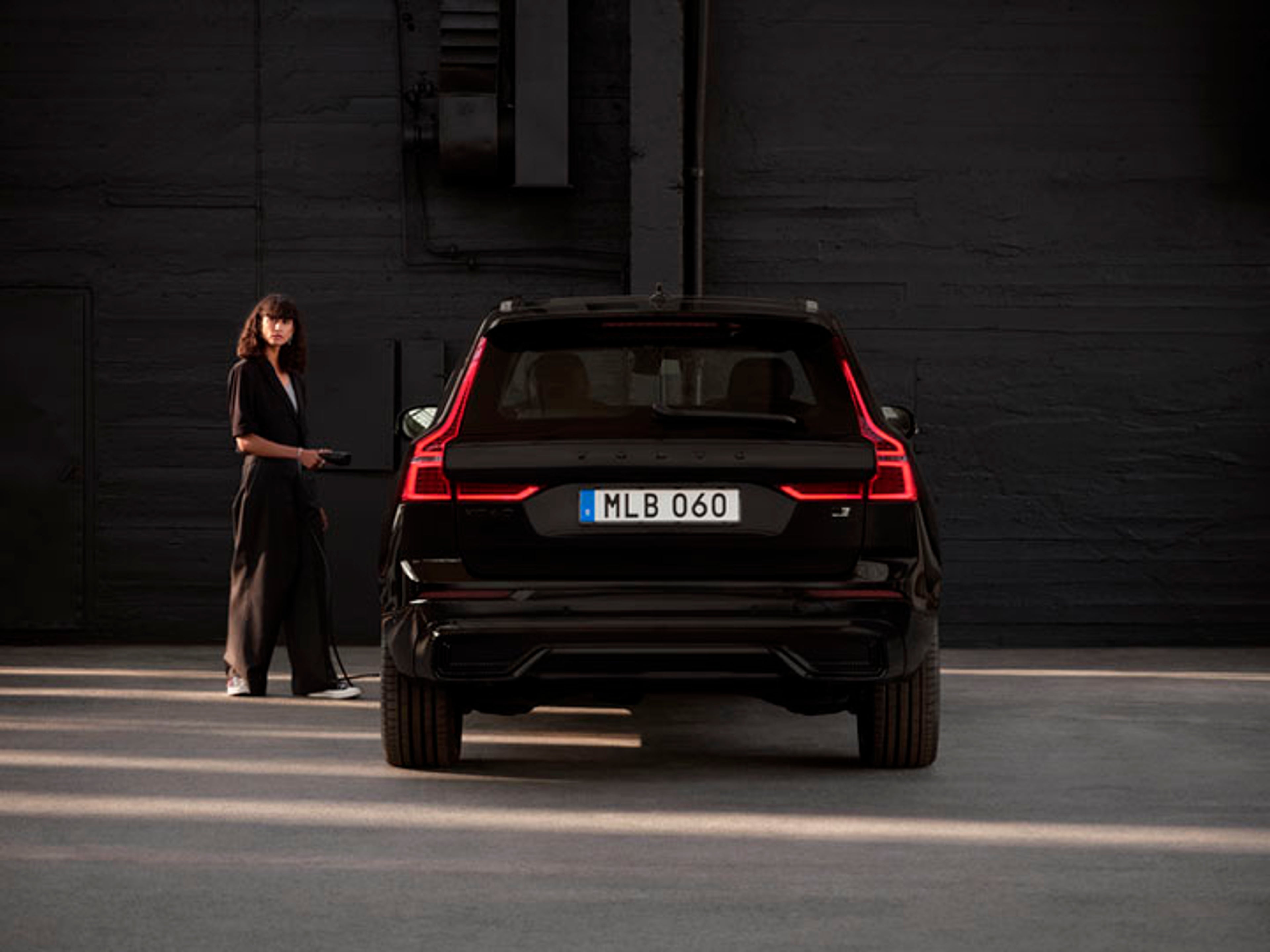 Una chica fuera de un vehículo SUV Volvo