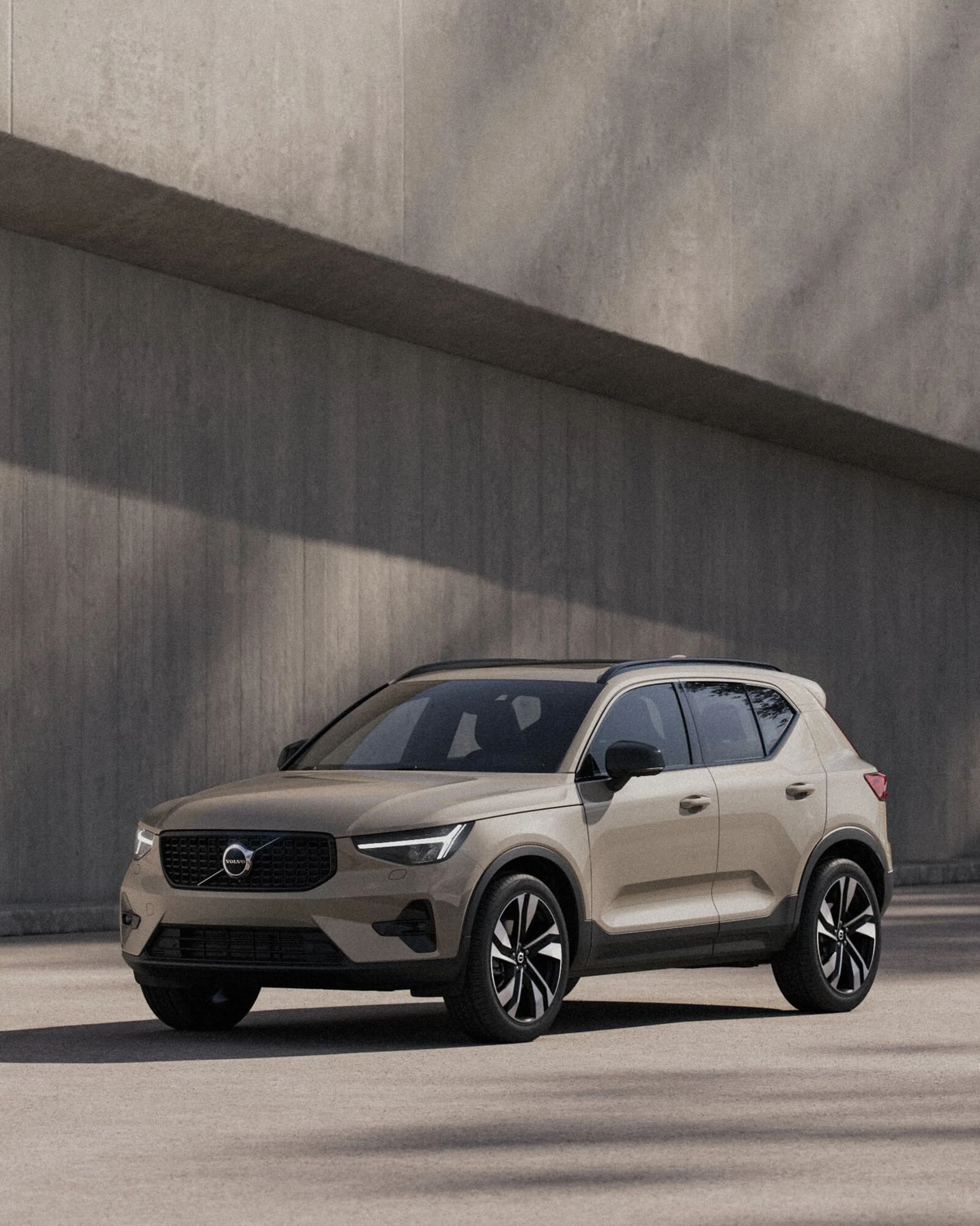 XC40 Limited Edition stationnée avant un mur en béton