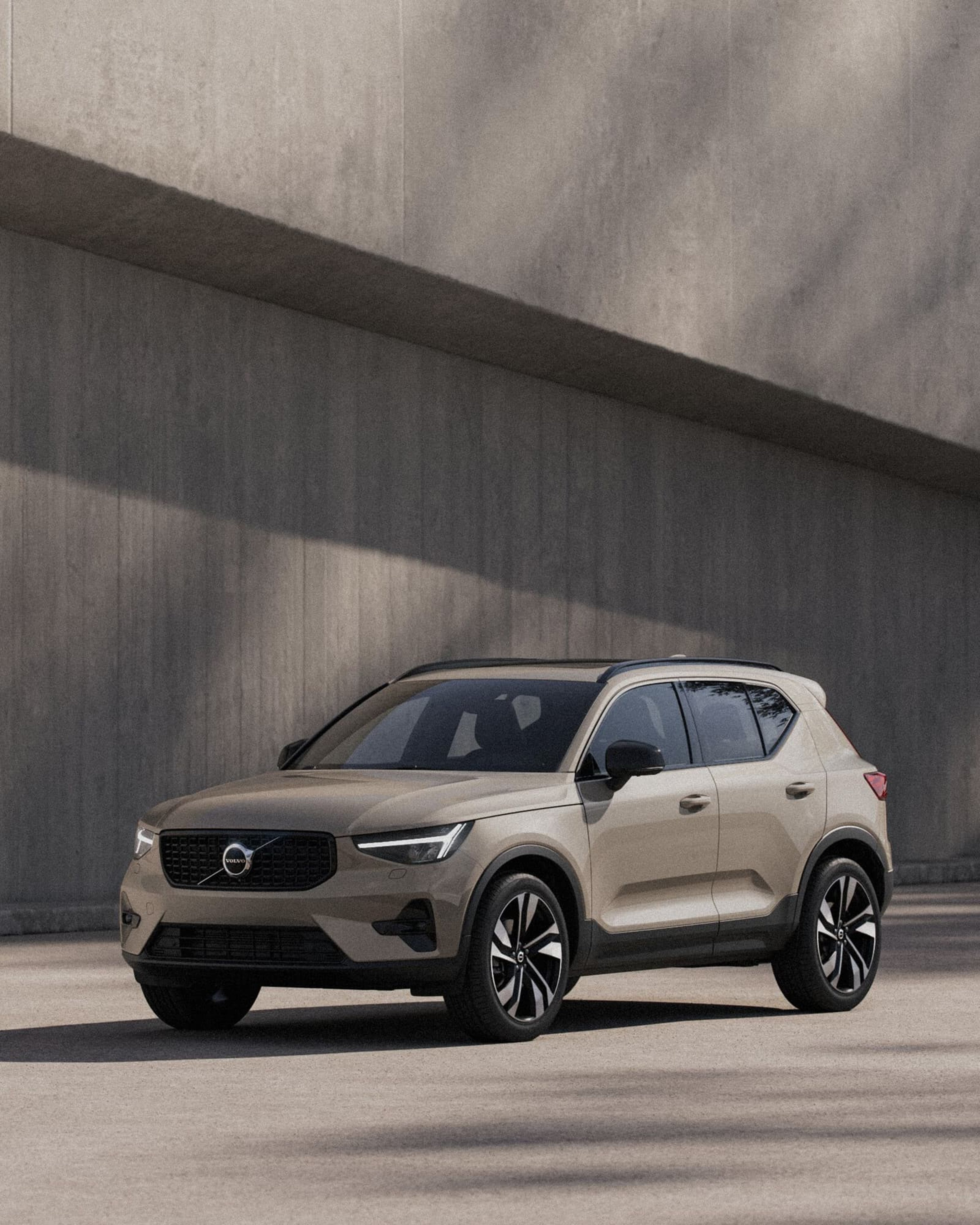 XC40 Limited Edition stationnée avant un mur en béton