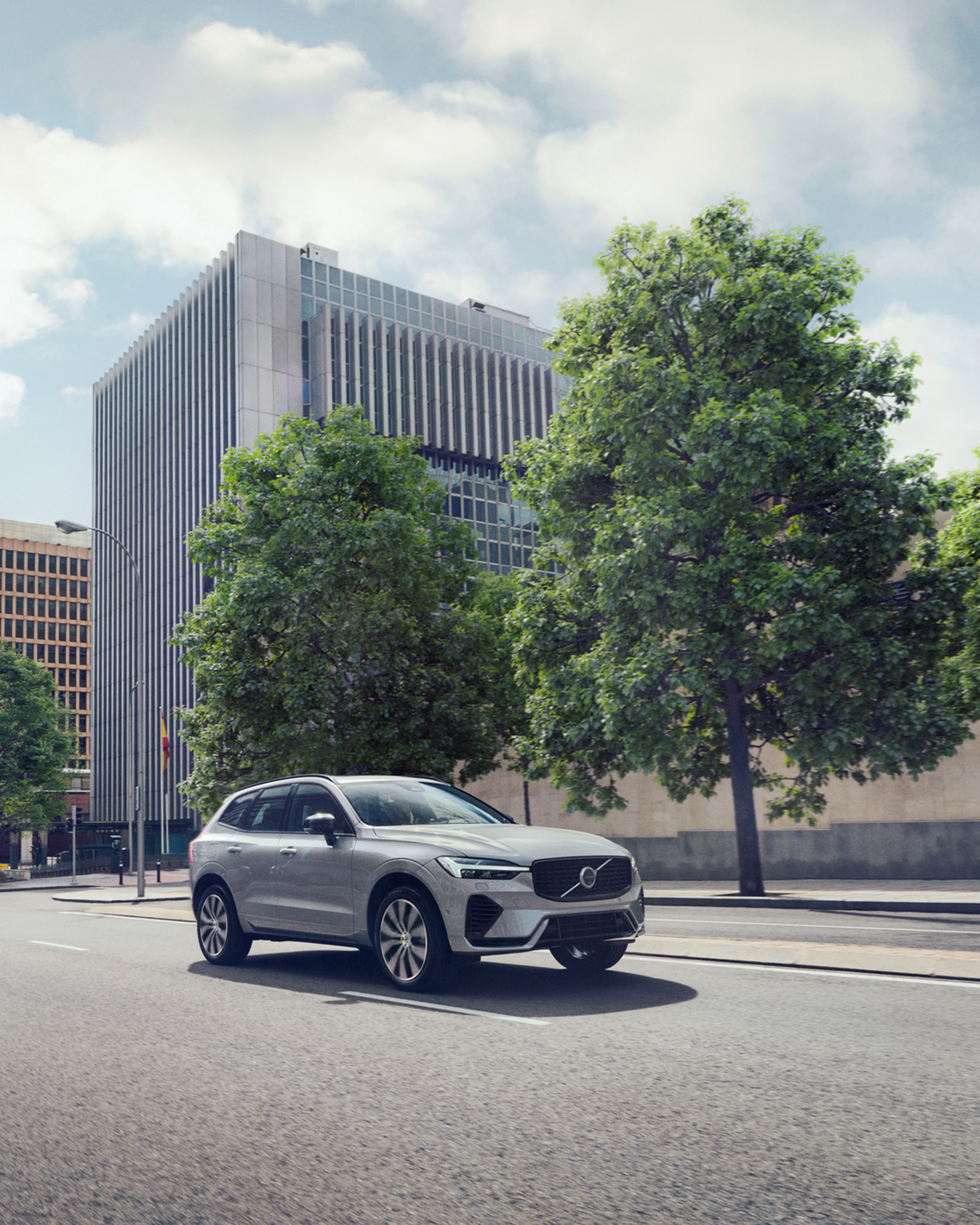 Grå XC60 sett fra siden, kjørende i en by