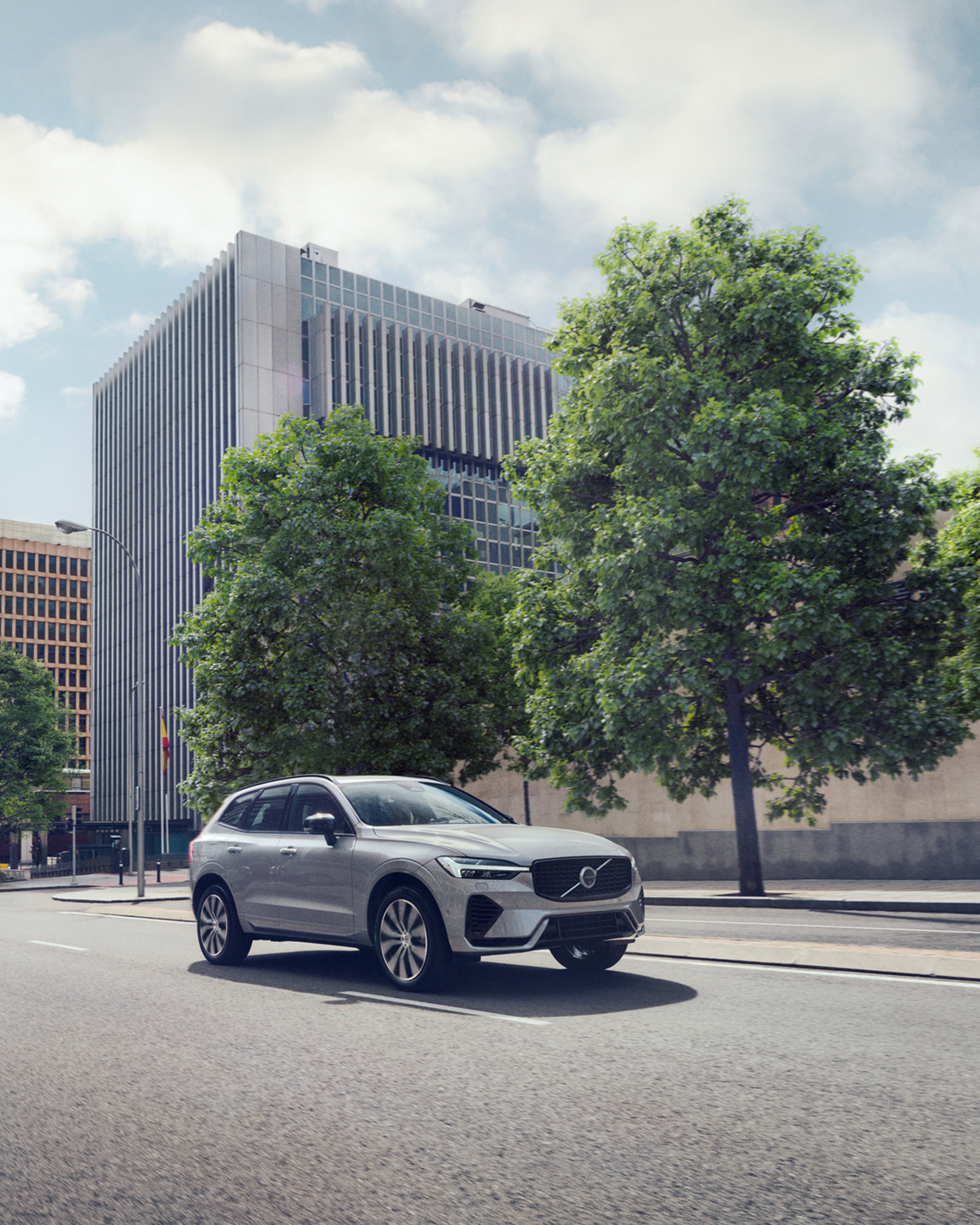 Grå XC60 sett fra siden, kjørende i en by