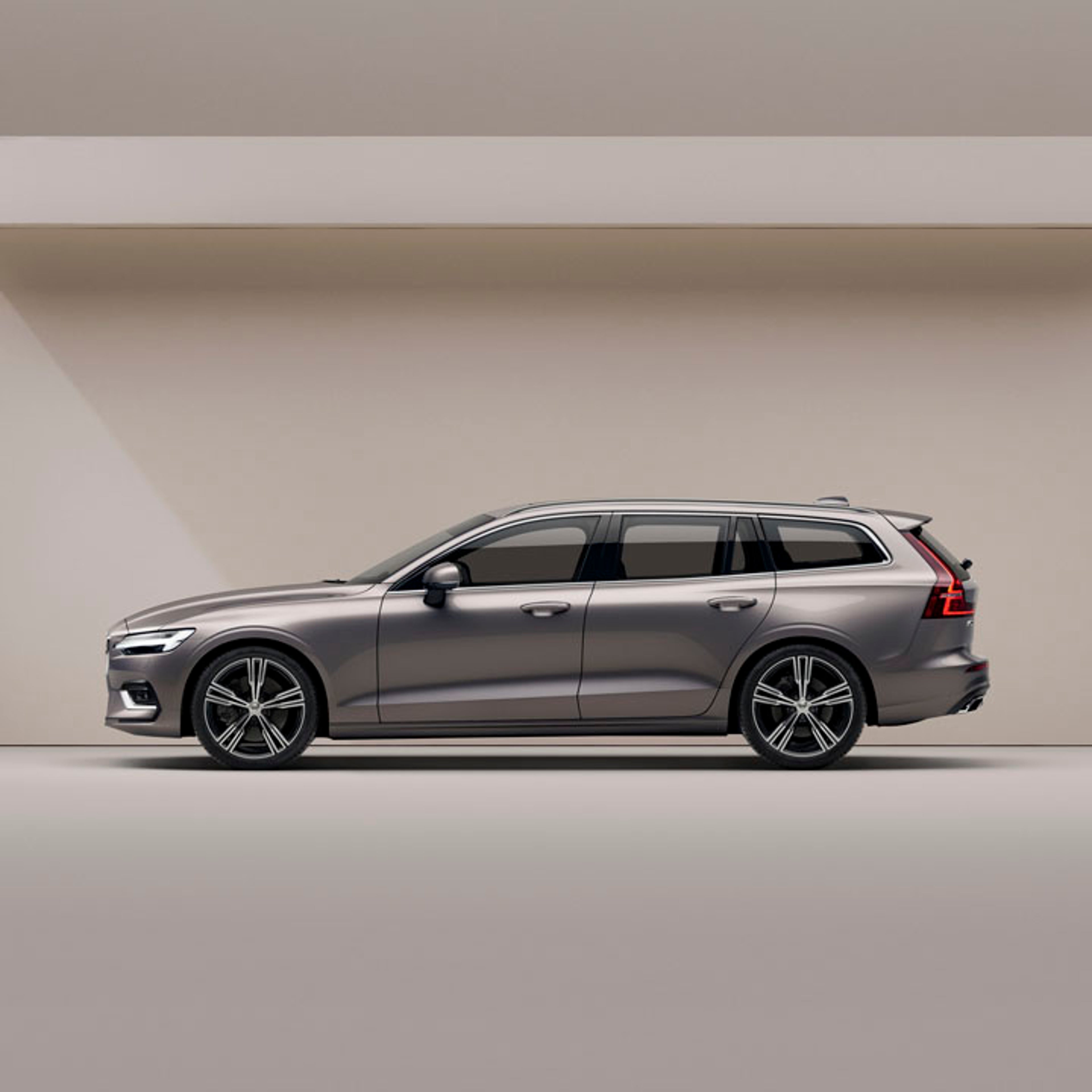 Volvo V60 vista lateral en un estudio