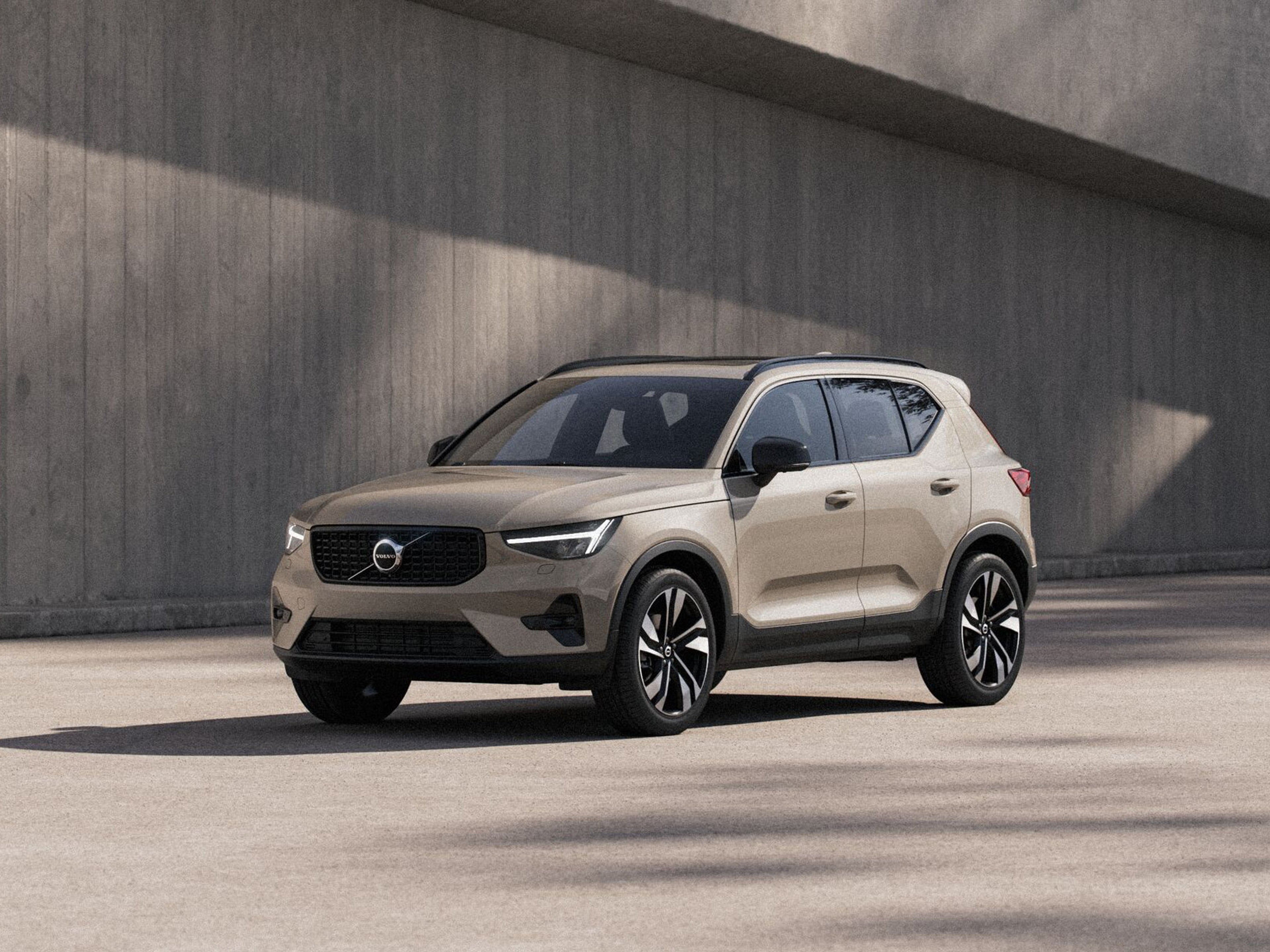 Volvo XC40 parked against concrete wall in daylight