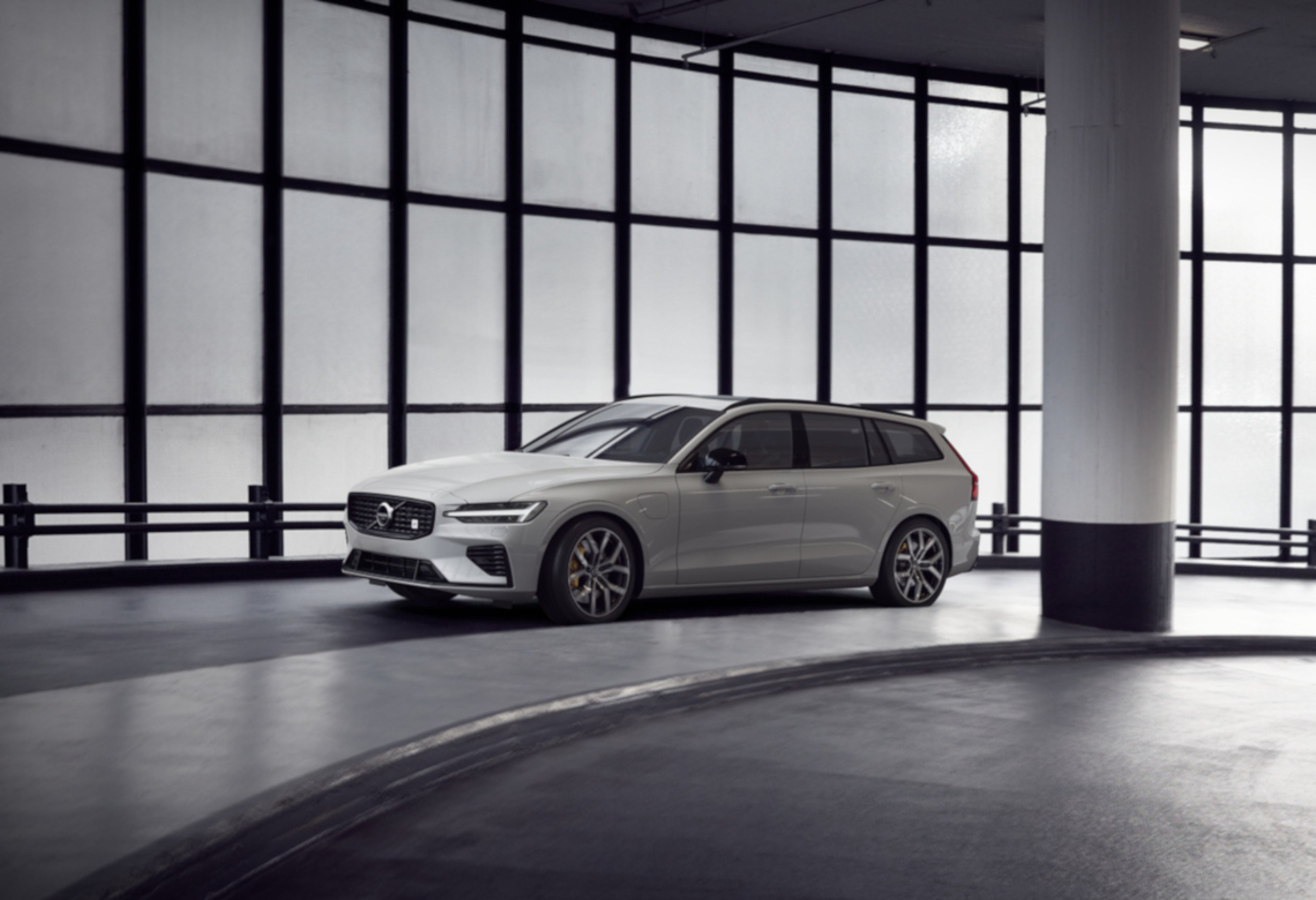 Volvo V60 Polestar Engineered fährt eine Auffahrt hoch