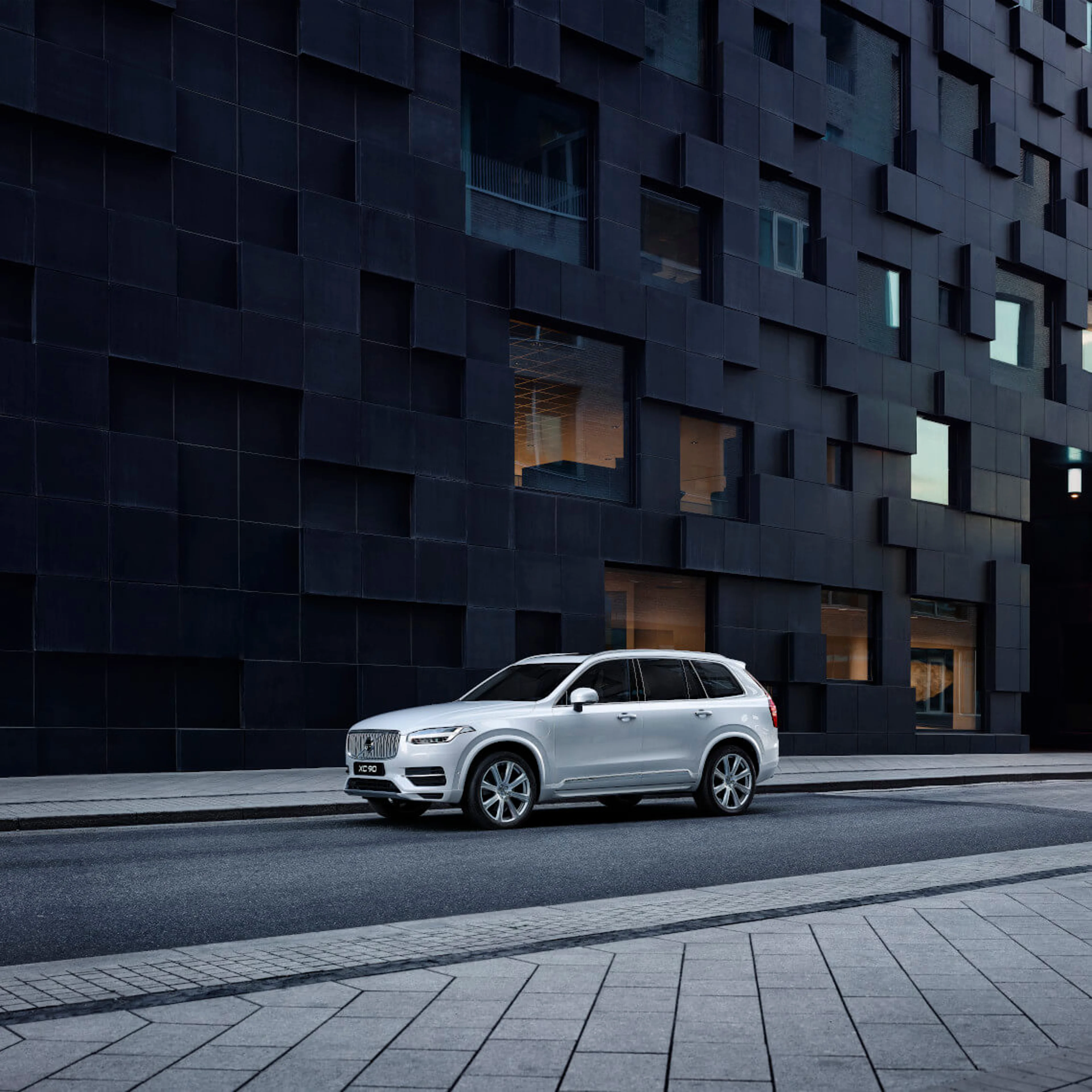 Volvo steht am Straßenrand vor einem modernen Haus